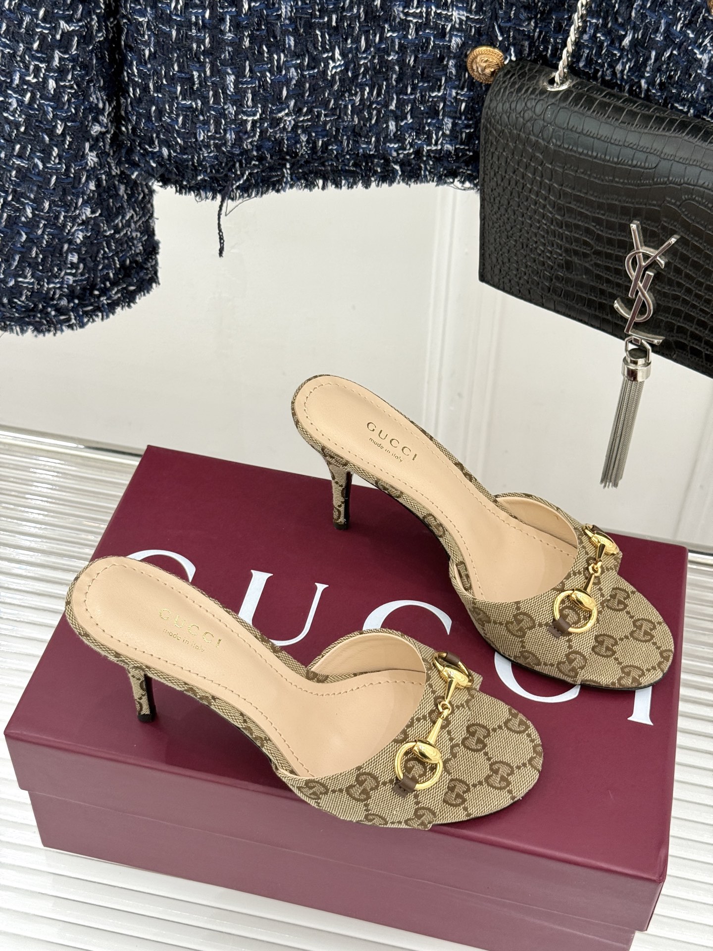 Gucci/古驰26WF春夏新品马衔扣高跟拖鞋今年这双拖鞋足以成为你衣橱中的“镇柜之宝”。它不只是一双鞋