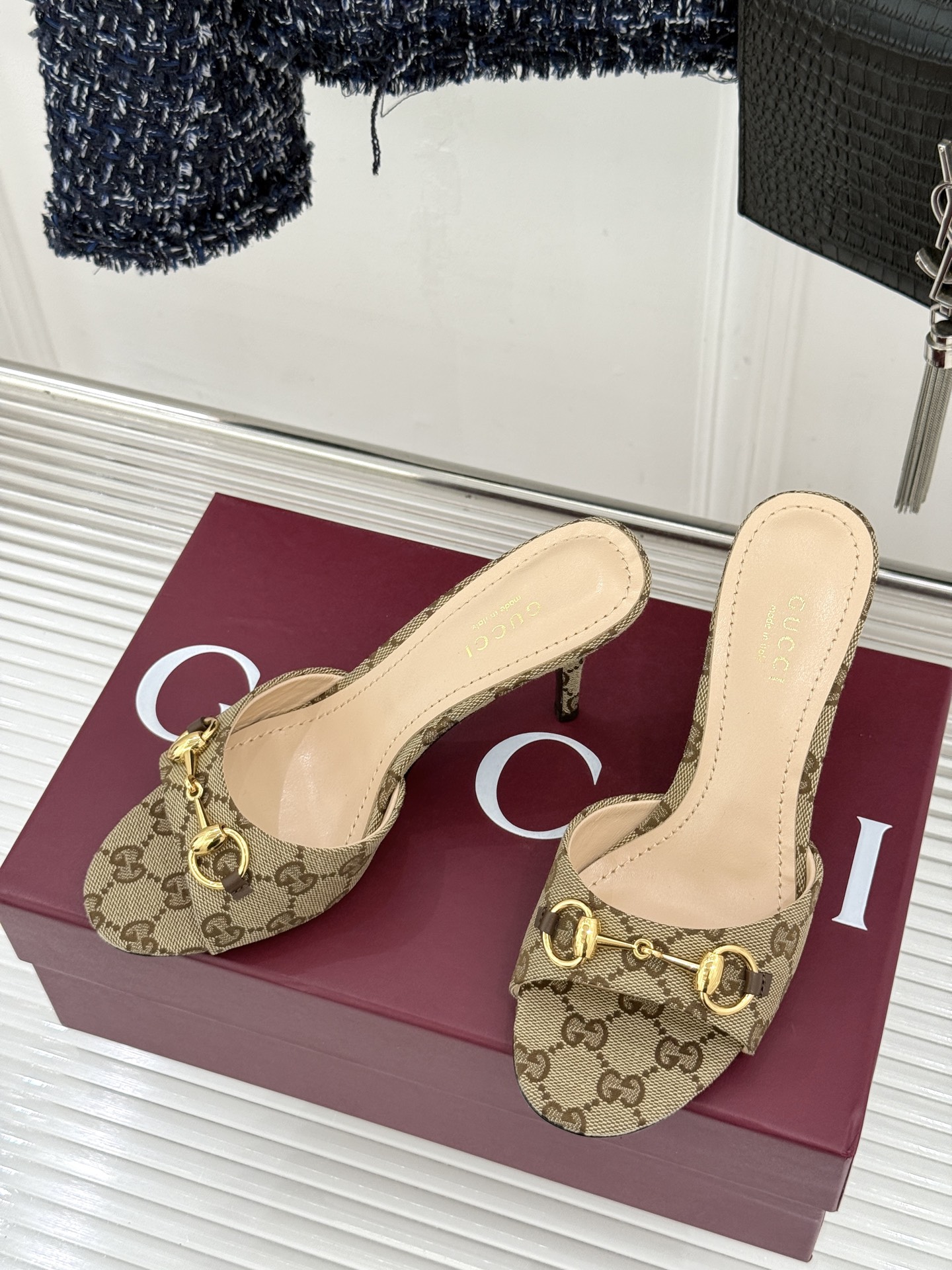 Gucci/古驰26WF春夏新品马衔扣高跟拖鞋今年这双拖鞋足以成为你衣橱中的“镇柜之宝”。它不只是一双鞋