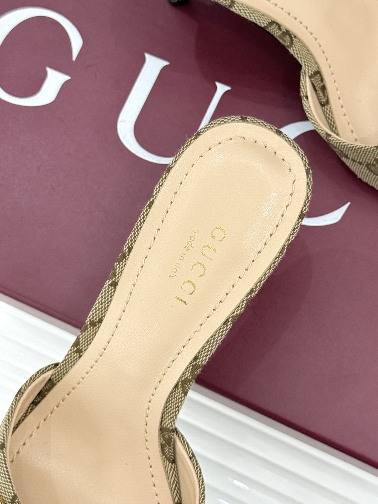 Gucci/古驰26WF春夏新品马衔扣高跟拖鞋今年这双拖鞋足以成为你衣橱中的“镇柜之宝”。它不只是一双鞋