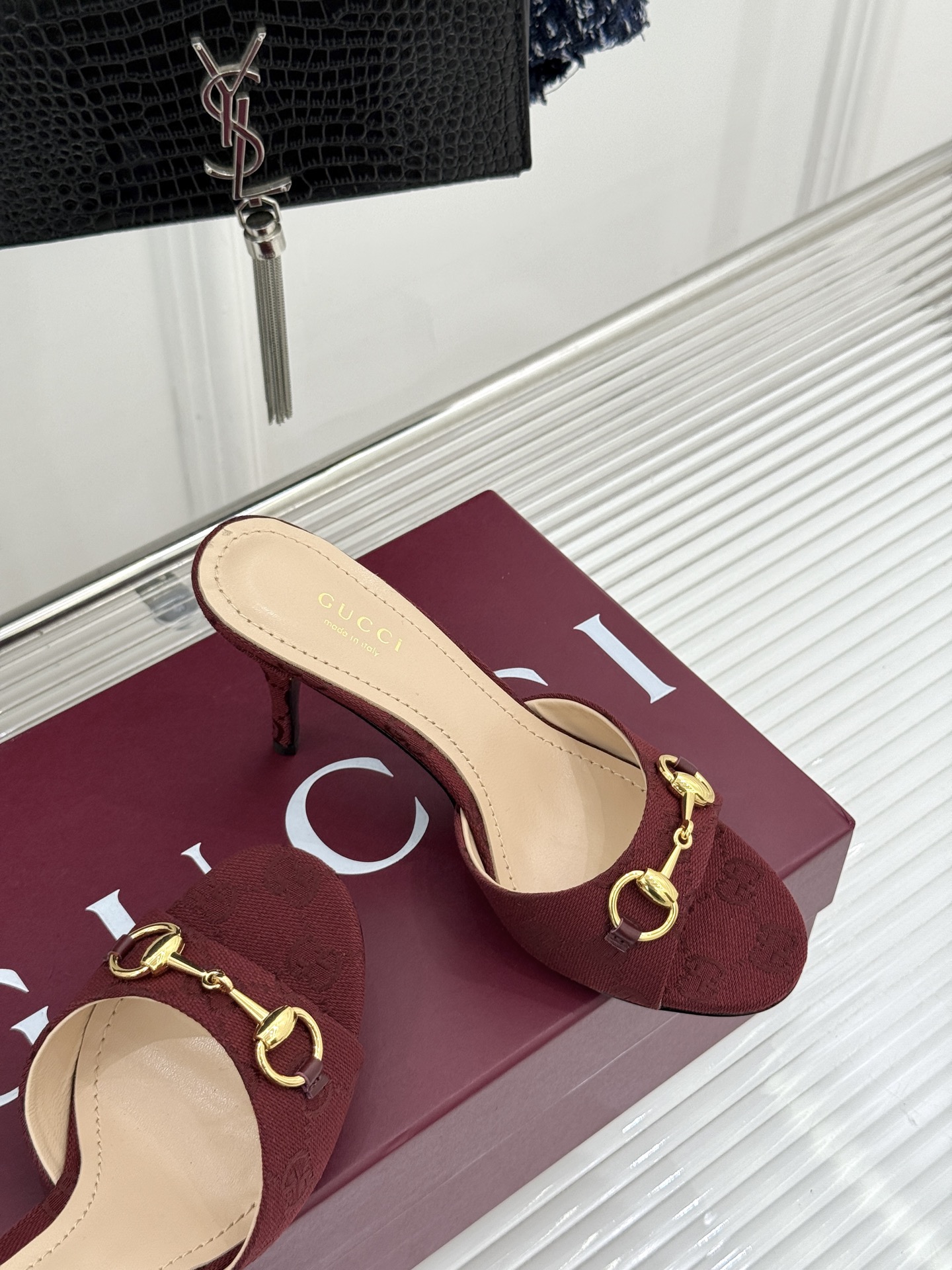 Gucci/古驰26WF春夏新品马衔扣高跟拖鞋今年这双拖鞋足以成为你衣橱中的“镇柜之宝”。它不只是一双鞋