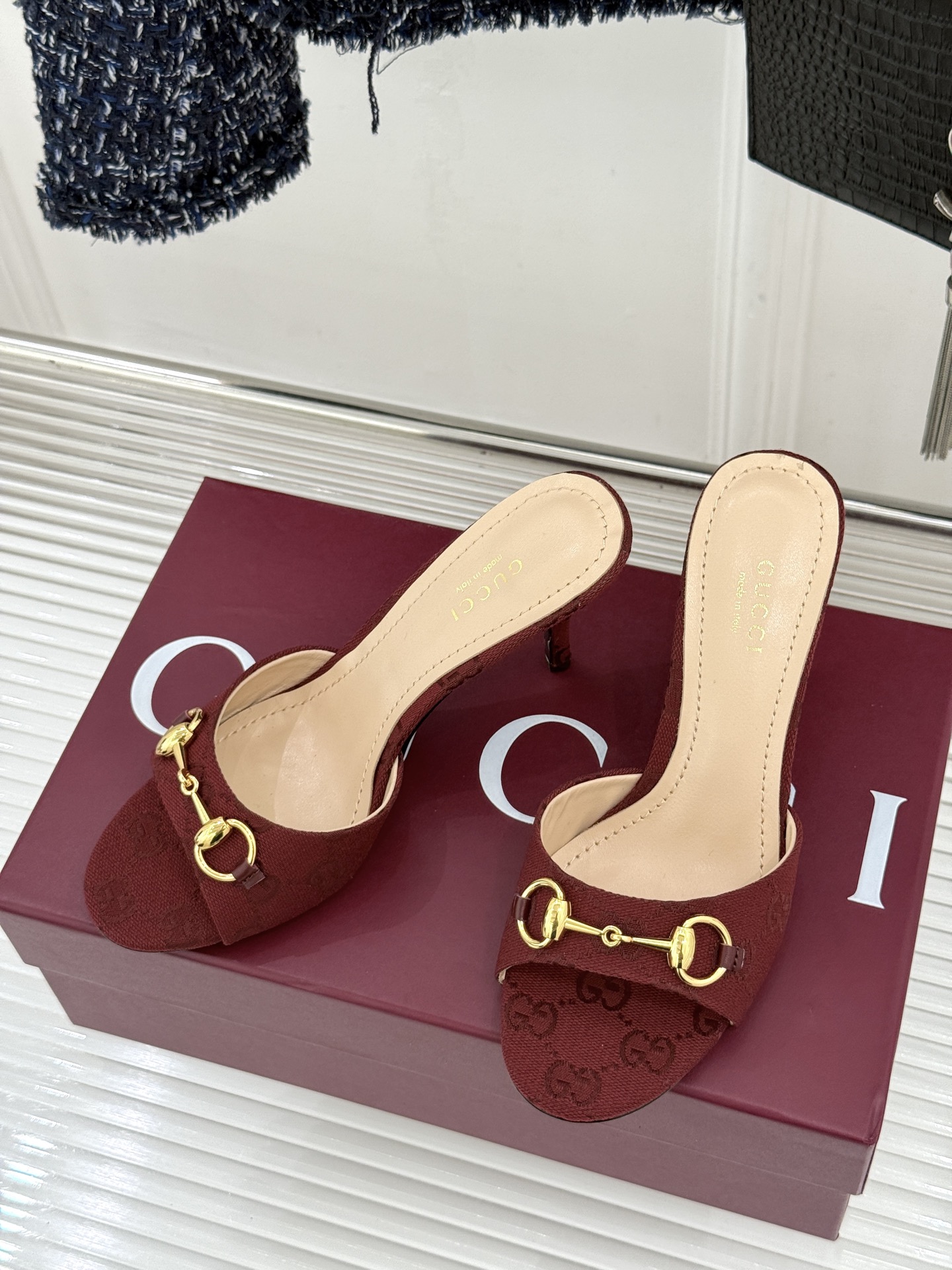 Gucci/古驰26WF春夏新品马衔扣高跟拖鞋今年这双拖鞋足以成为你衣橱中的“镇柜之宝”。它不只是一双鞋