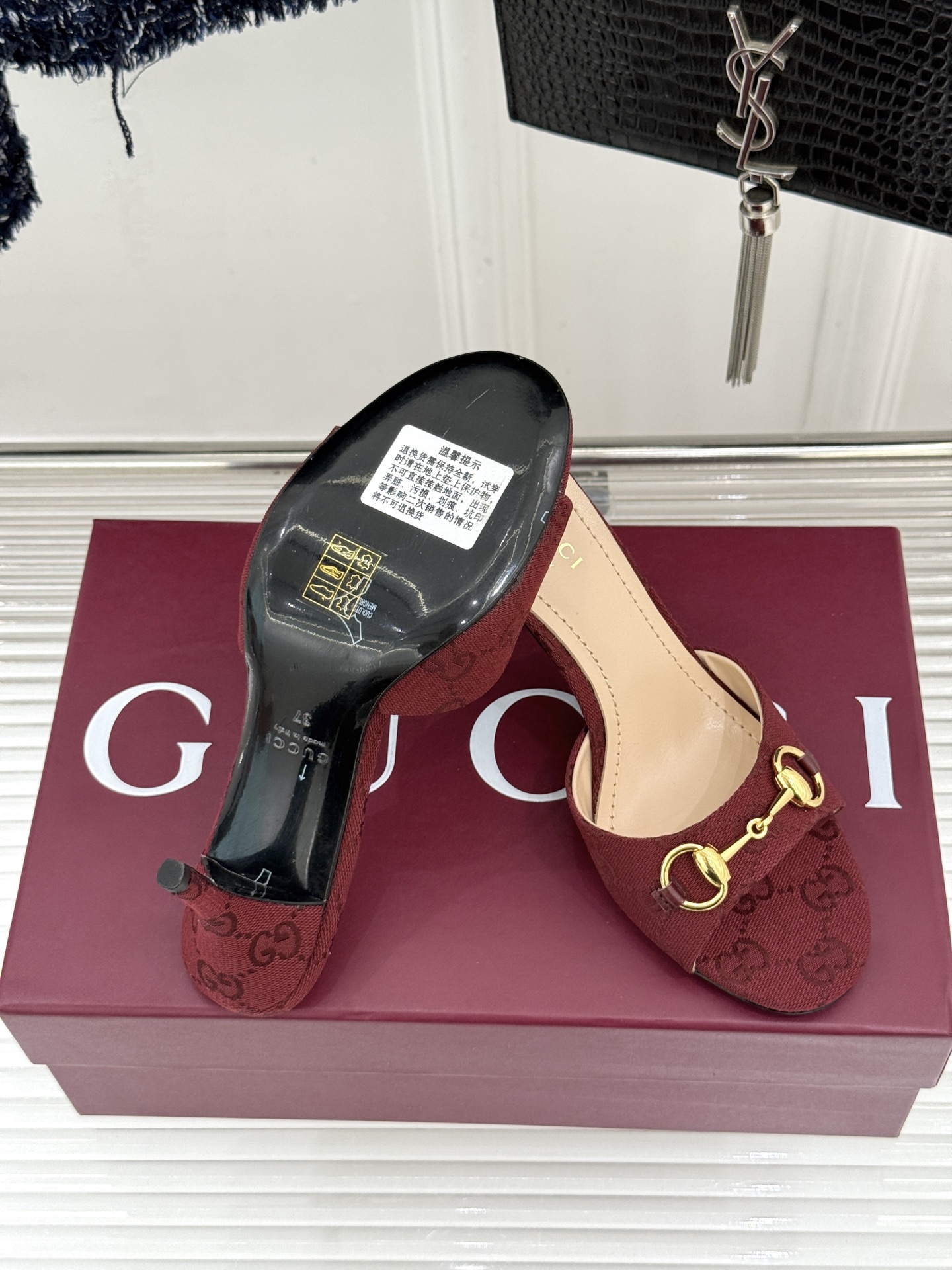 Gucci/古驰26WF春夏新品马衔扣高跟拖鞋今年这双拖鞋足以成为你衣橱中的“镇柜之宝”。它不只是一双鞋