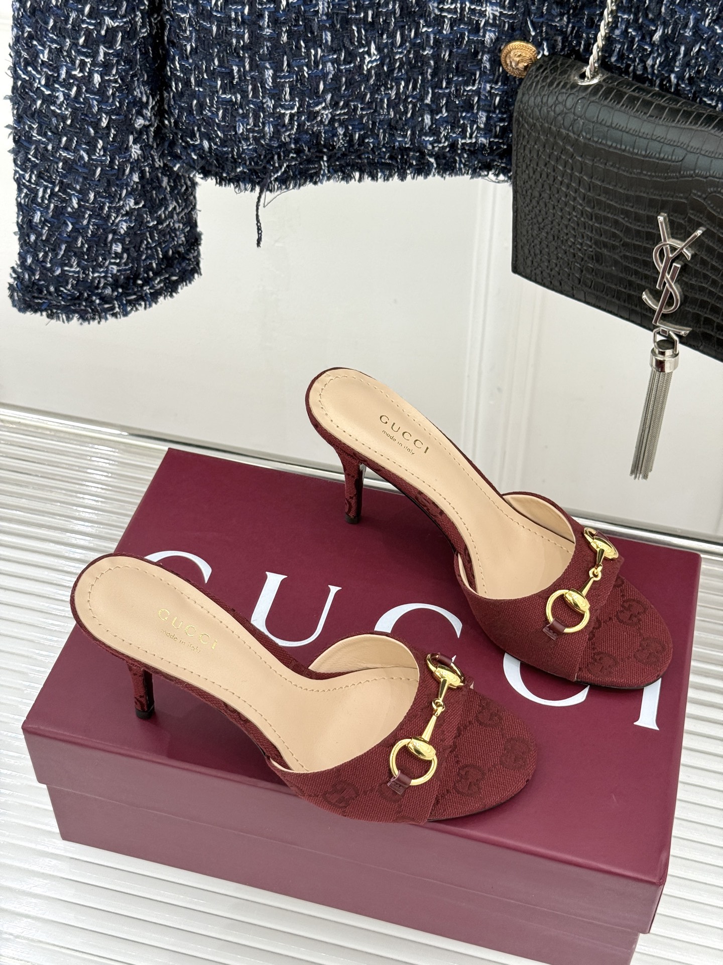 Gucci/古驰26WF春夏新品马衔扣高跟拖鞋今年这双拖鞋足以成为你衣橱中的“镇柜之宝”。它不只是一双鞋