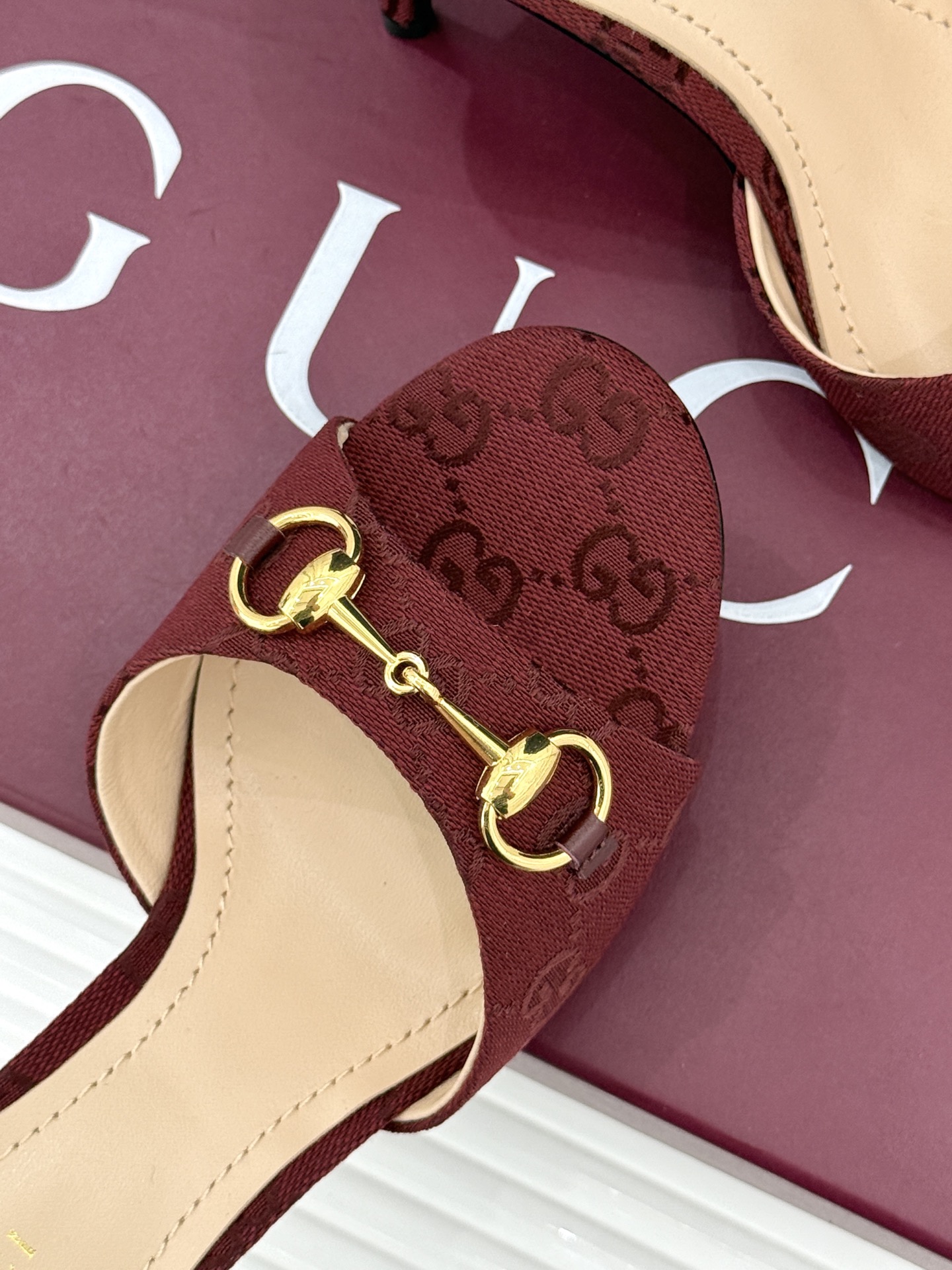 Gucci/古驰26WF春夏新品马衔扣高跟拖鞋今年这双拖鞋足以成为你衣橱中的“镇柜之宝”。它不只是一双鞋