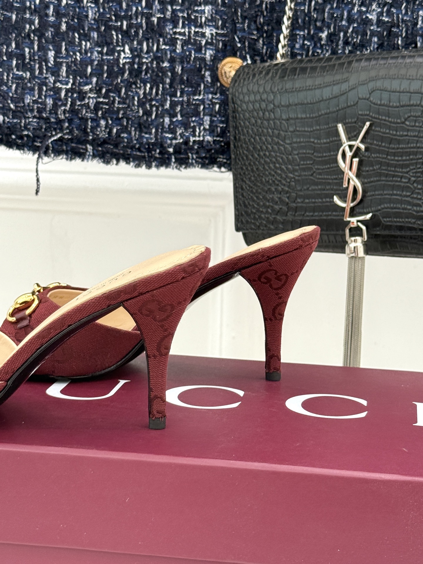 Gucci/古驰26WF春夏新品马衔扣高跟拖鞋今年这双拖鞋足以成为你衣橱中的“镇柜之宝”。它不只是一双鞋