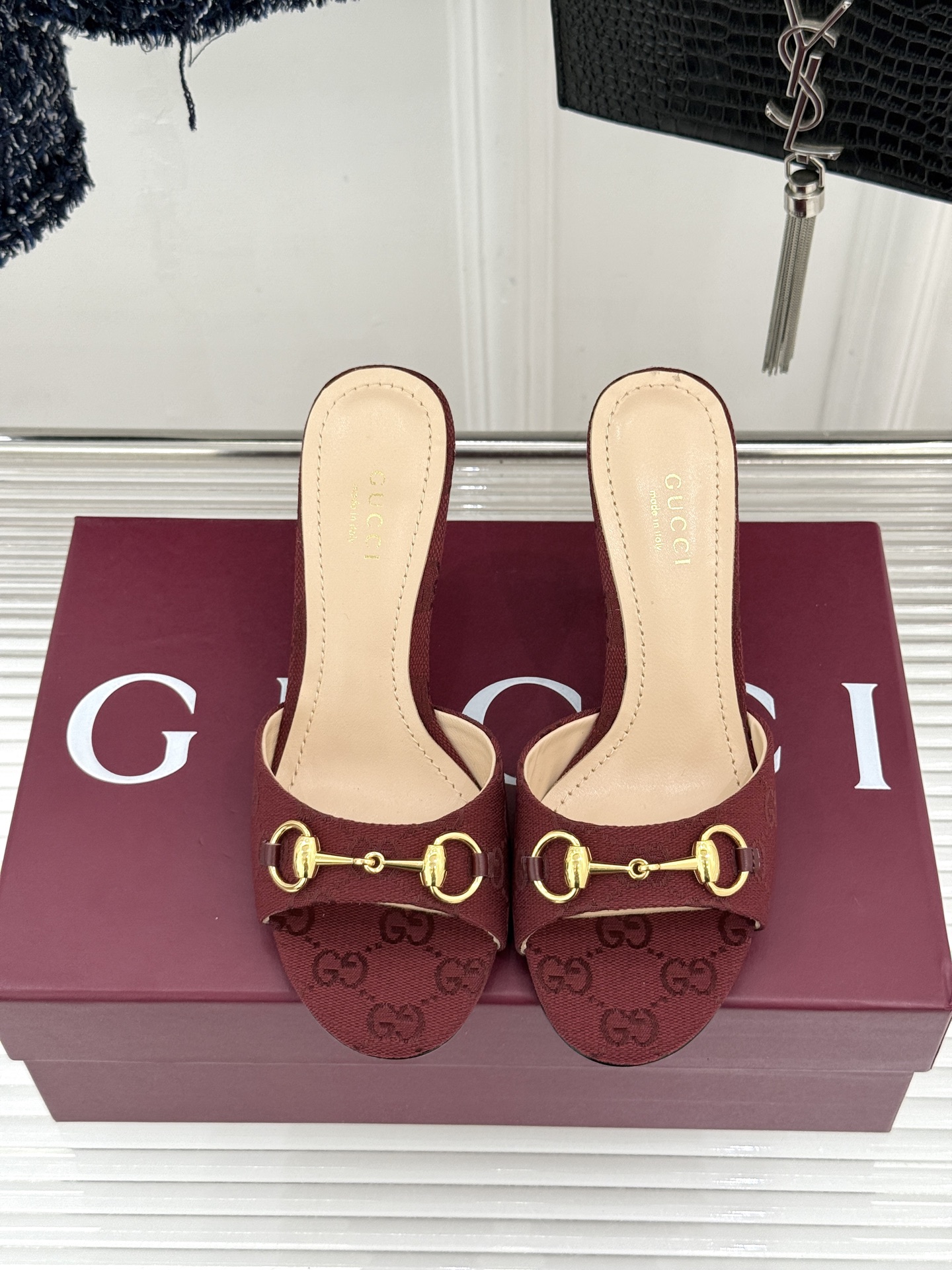 Gucci/古驰26WF春夏新品马衔扣高跟拖鞋今年这双拖鞋足以成为你衣橱中的“镇柜之宝”。它不只是一双鞋