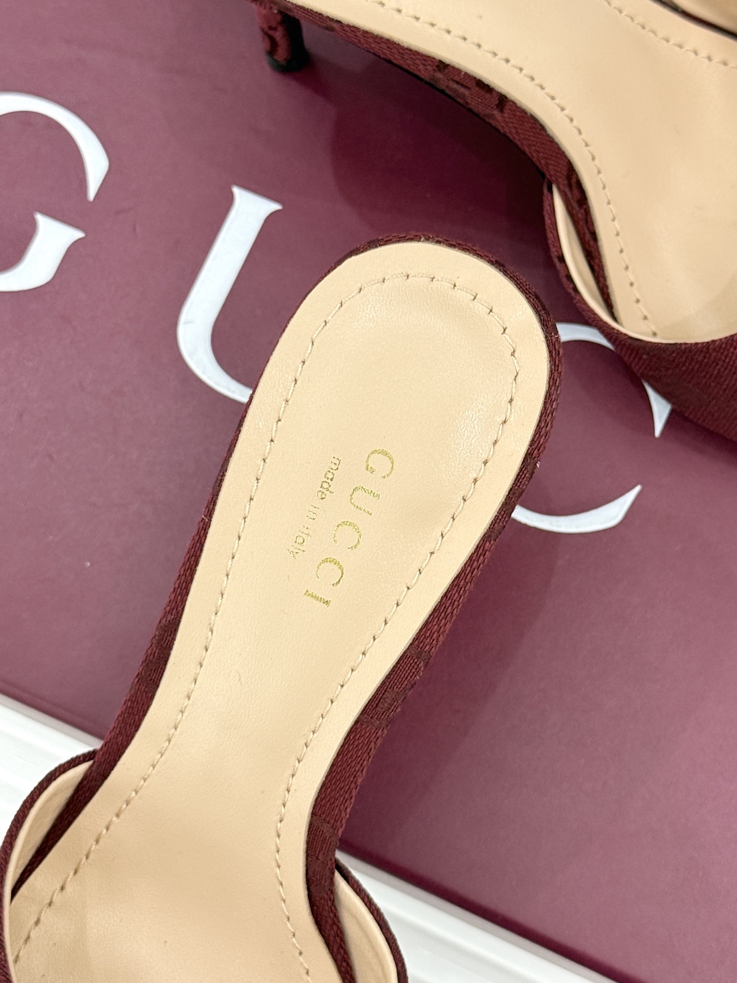 Gucci/古驰26WF春夏新品马衔扣高跟拖鞋今年这双拖鞋足以成为你衣橱中的“镇柜之宝”。它不只是一双鞋