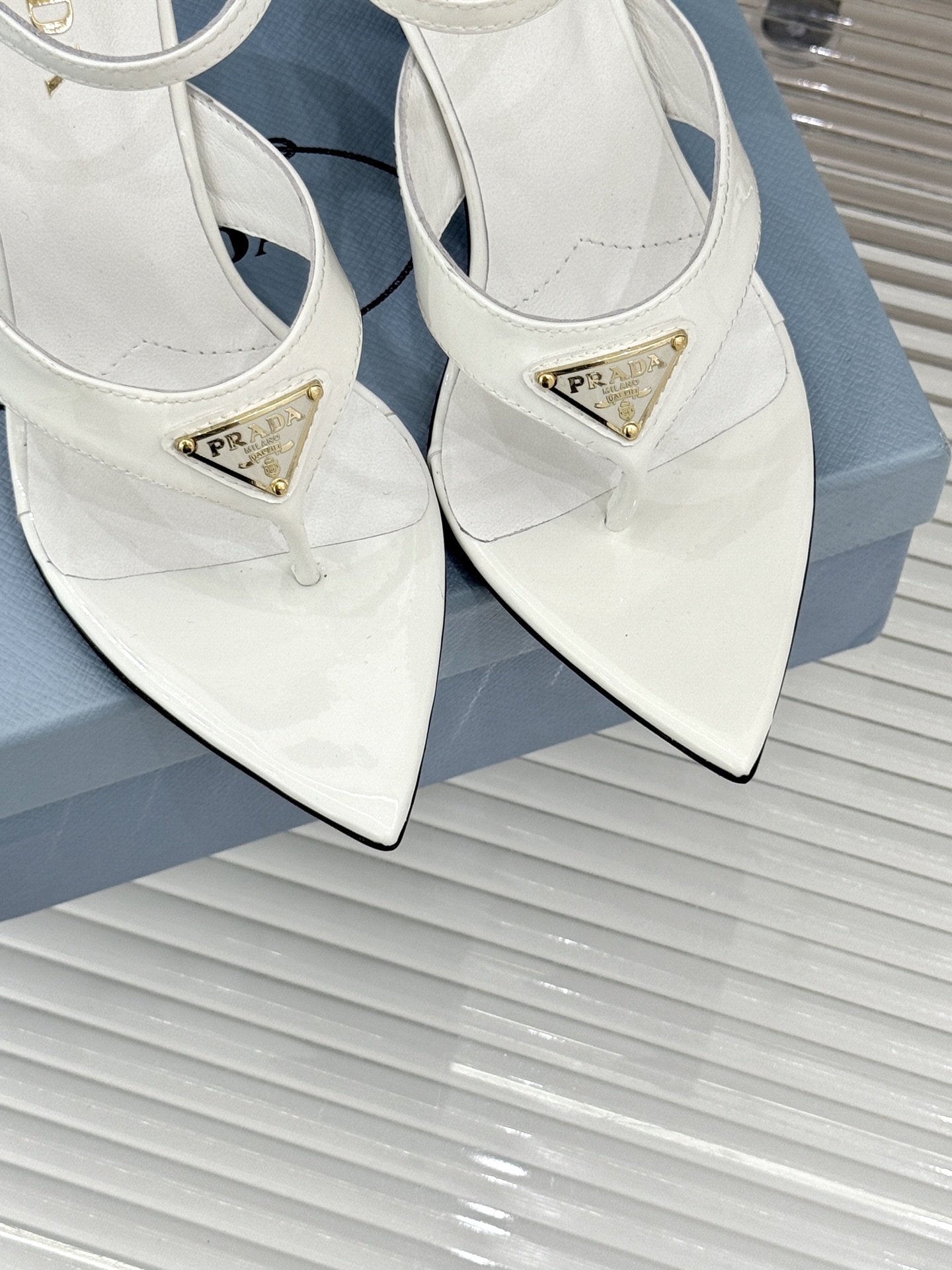 Prada/普拉达26WF新品三角标尖头夹脚高跟凉鞋以米兰极简美学重塑夏日高跟格调。利落尖头精准修饰脚型