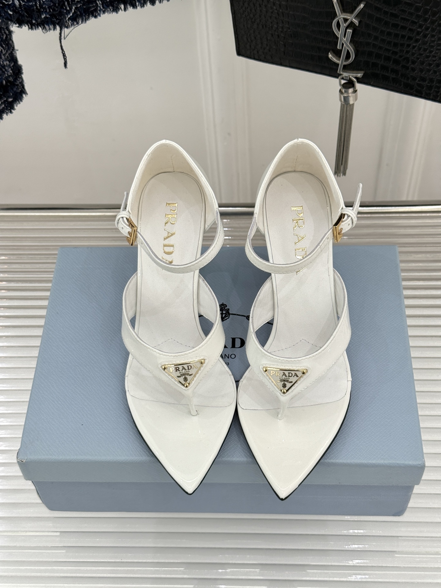Prada/普拉达26WF新品三角标尖头夹脚高跟凉鞋以米兰极简美学重塑夏日高跟格调。利落尖头精准修饰脚型