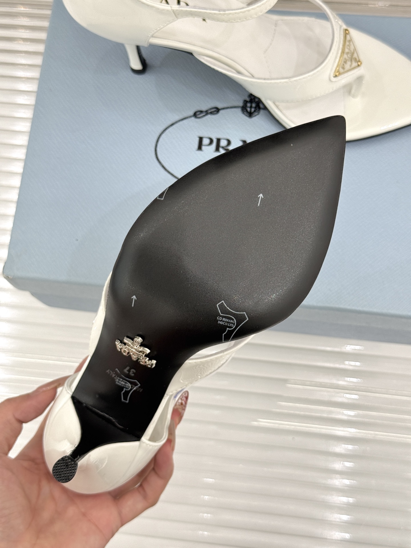 Prada/普拉达26WF新品三角标尖头夹脚高跟凉鞋以米兰极简美学重塑夏日高跟格调。利落尖头精准修饰脚型