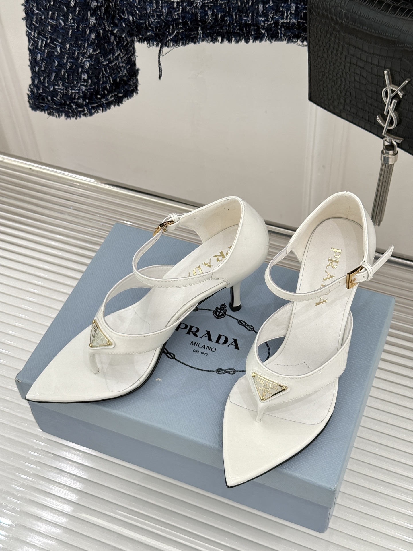 Prada/普拉达26WF新品三角标尖头夹脚高跟凉鞋以米兰极简美学重塑夏日高跟格调。利落尖头精准修饰脚型