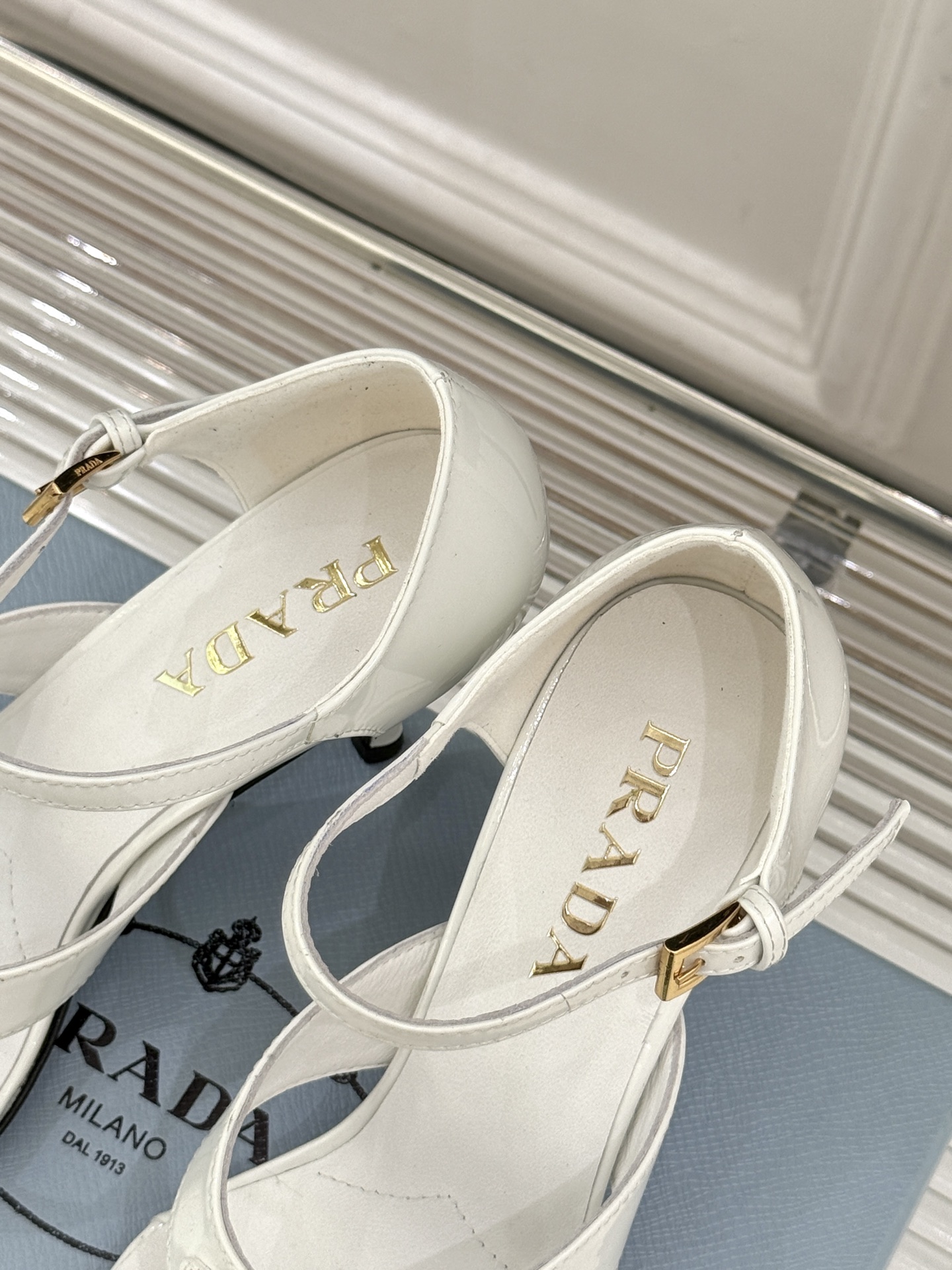 Prada/普拉达26WF新品三角标尖头夹脚高跟凉鞋以米兰极简美学重塑夏日高跟格调。利落尖头精准修饰脚型