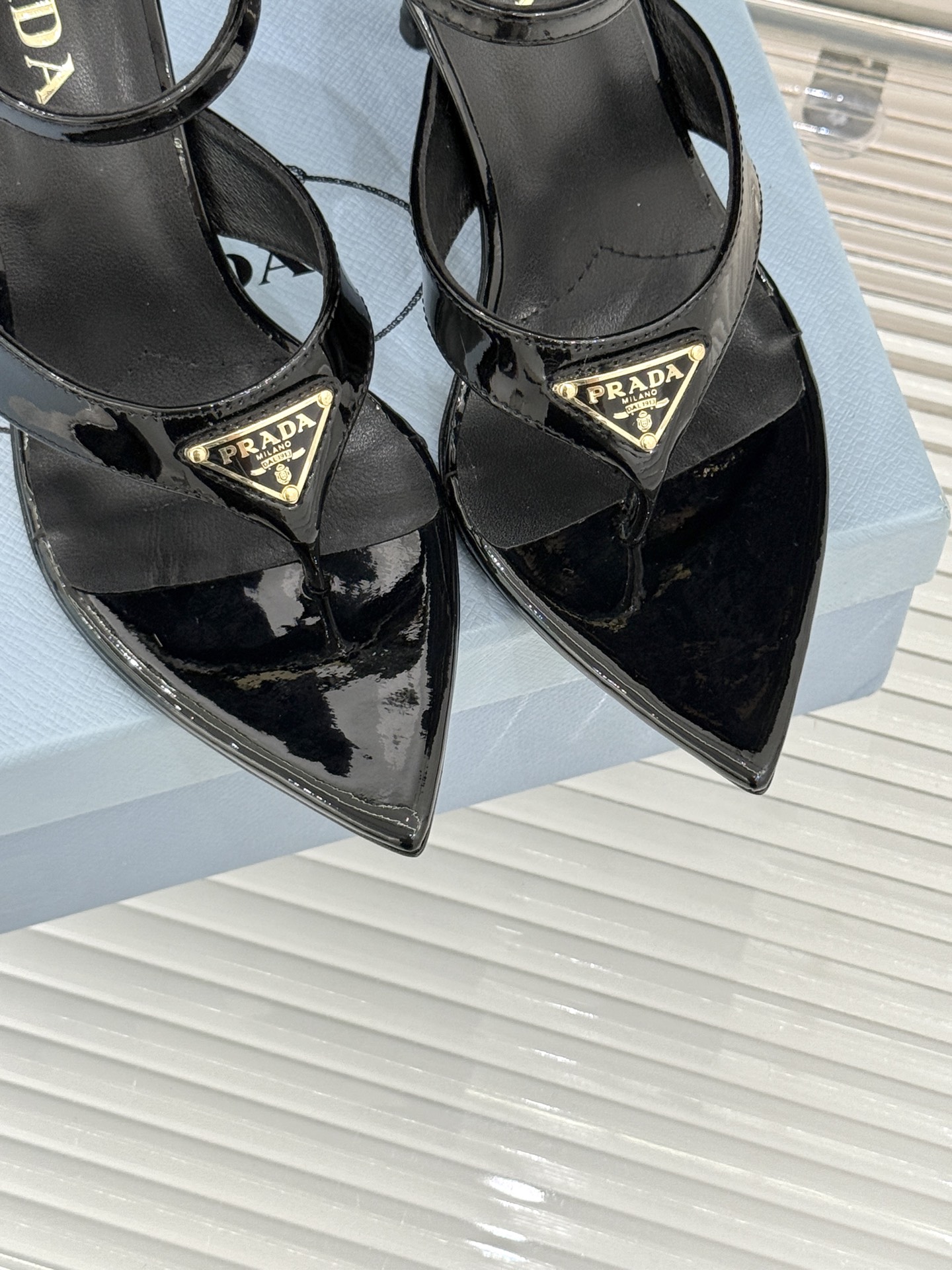 Prada/普拉达26WF新品三角标尖头夹脚高跟凉鞋以米兰极简美学重塑夏日高跟格调。利落尖头精准修饰脚型