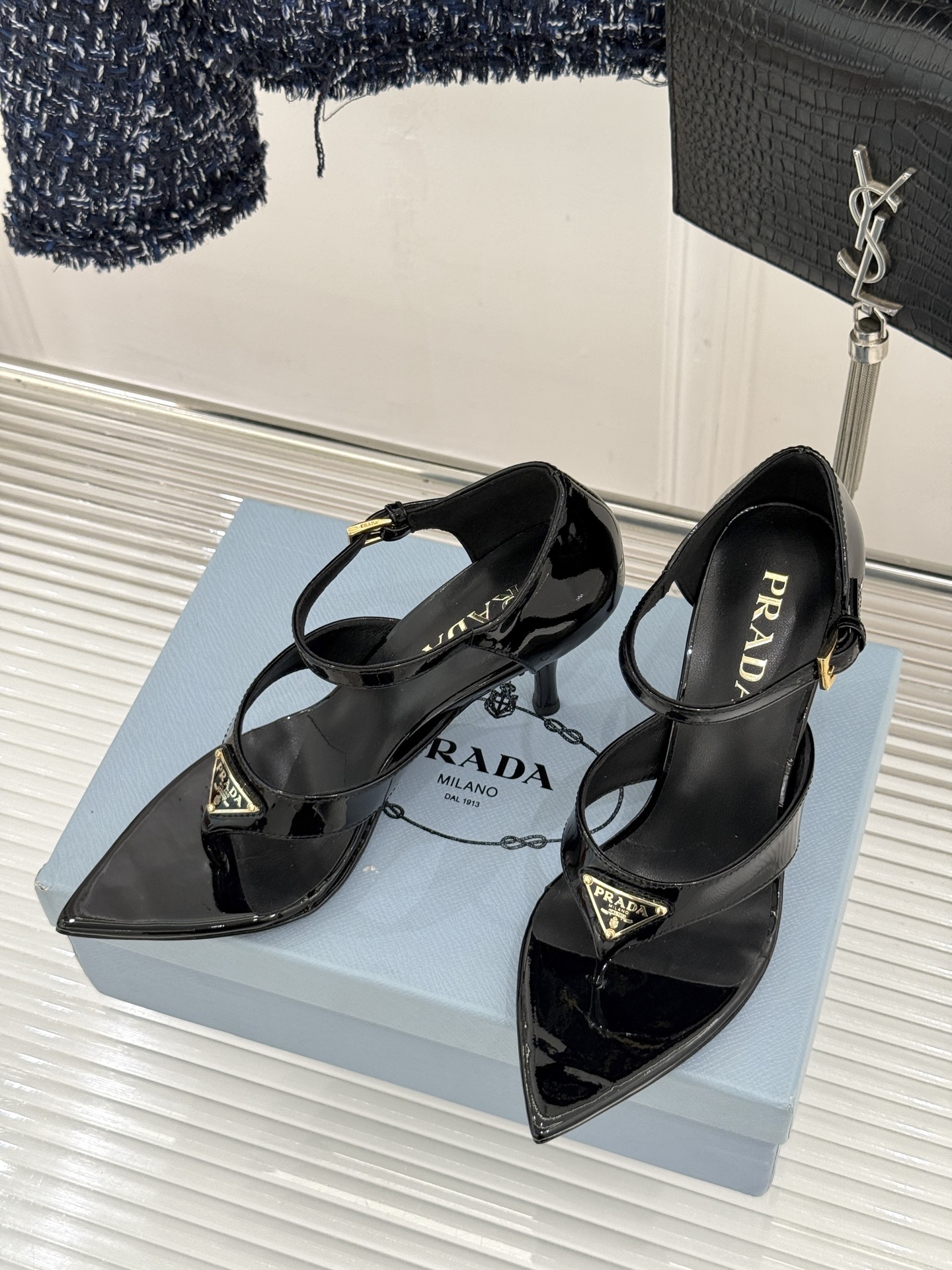 Prada/普拉达26WF新品三角标尖头夹脚高跟凉鞋以米兰极简美学重塑夏日高跟格调。利落尖头精准修饰脚型