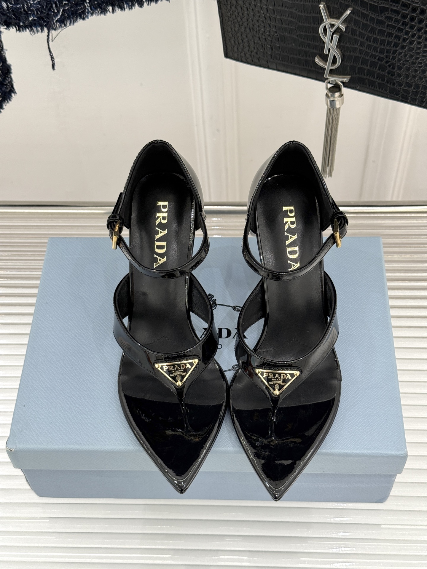 Prada/普拉达26WF新品三角标尖头夹脚高跟凉鞋以米兰极简美学重塑夏日高跟格调。利落尖头精准修饰脚型