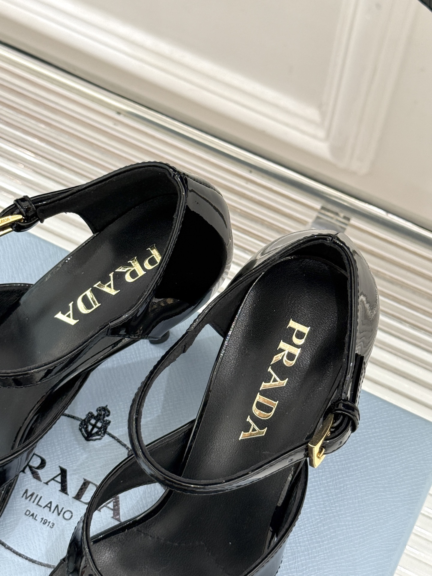 Prada/普拉达26WF新品三角标尖头夹脚高跟凉鞋以米兰极简美学重塑夏日高跟格调。利落尖头精准修饰脚型