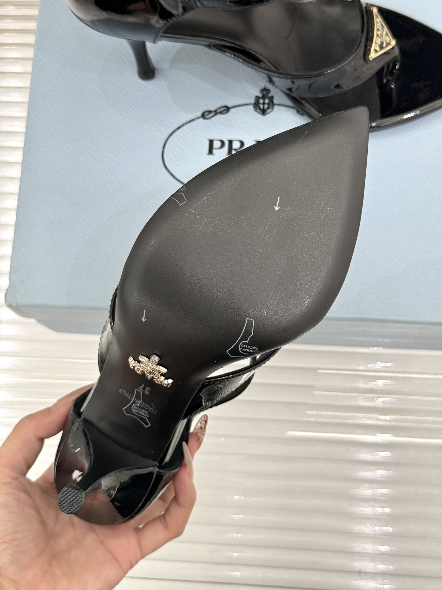 Prada/普拉达26WF新品三角标尖头夹脚高跟凉鞋以米兰极简美学重塑夏日高跟格调。利落尖头精准修饰脚型