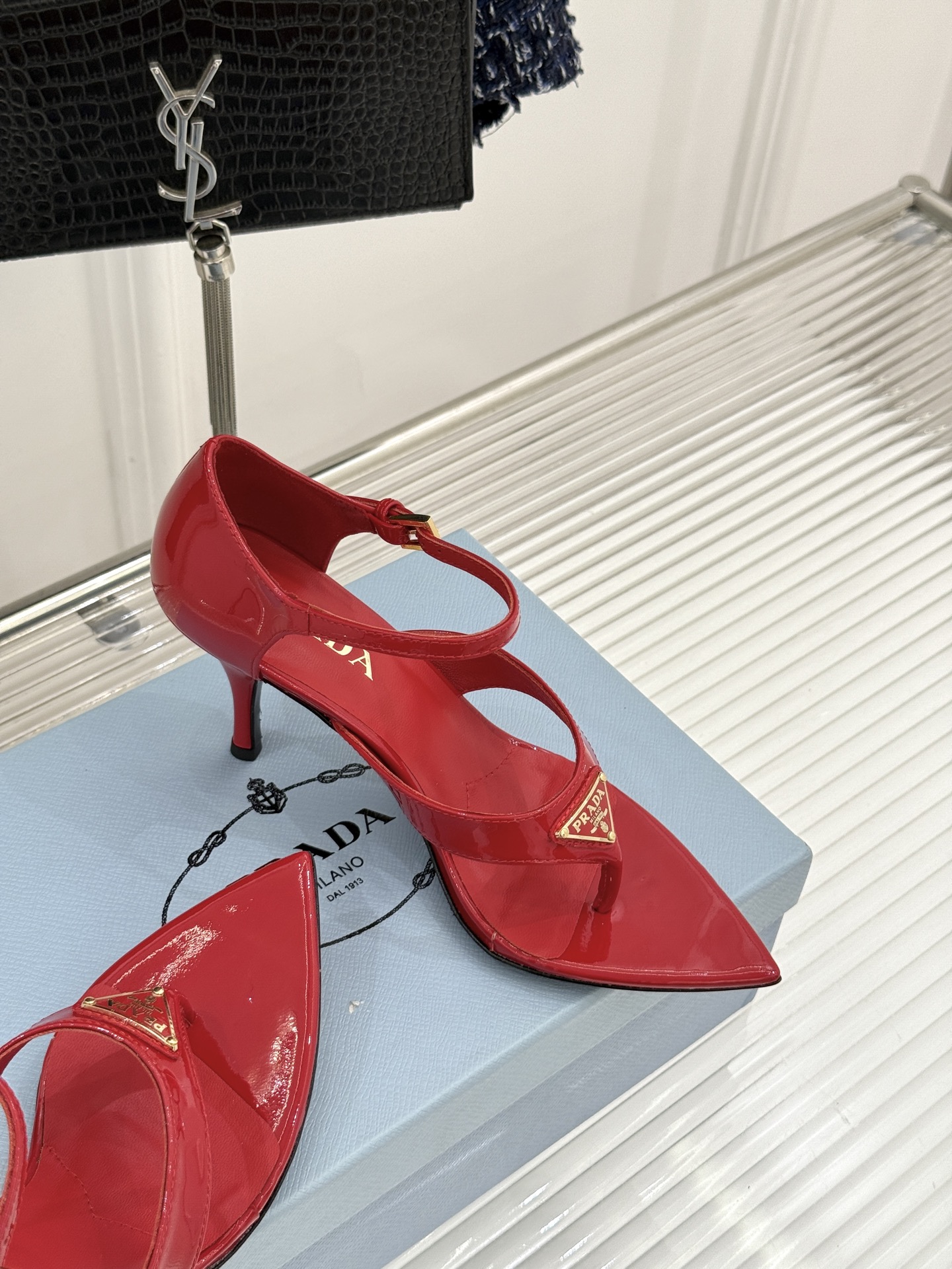 Prada/普拉达26WF新品三角标尖头夹脚高跟凉鞋以米兰极简美学重塑夏日高跟格调。利落尖头精准修饰脚型