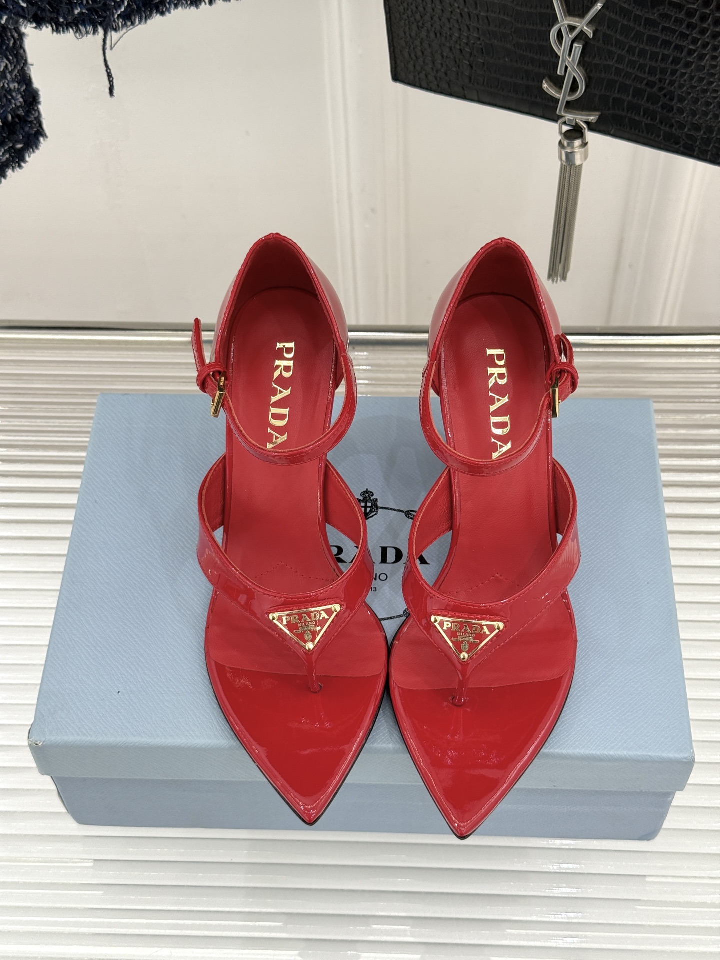 Prada/普拉达26WF新品三角标尖头夹脚高跟凉鞋以米兰极简美学重塑夏日高跟格调。利落尖头精准修饰脚型