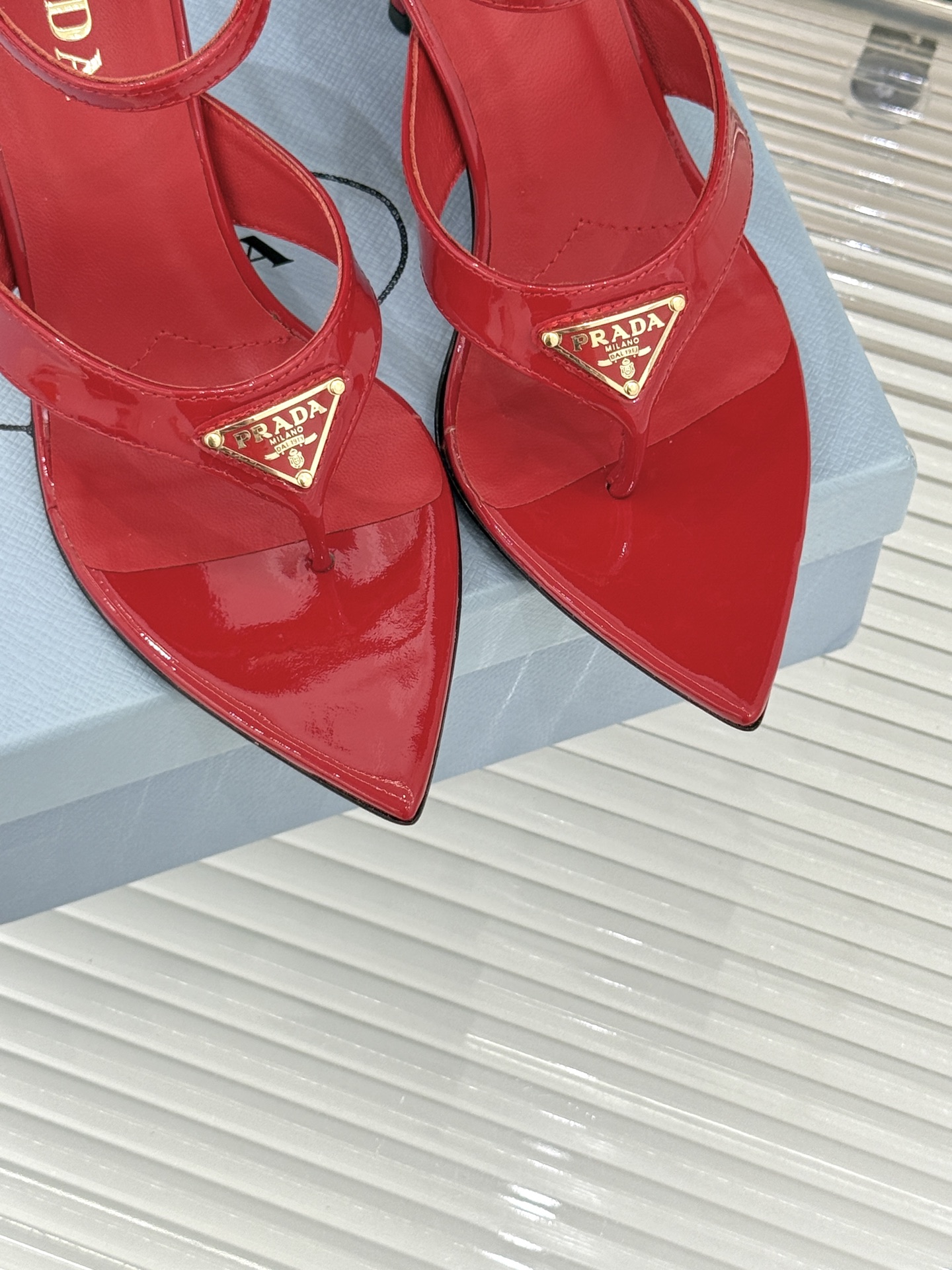 Prada/普拉达26WF新品三角标尖头夹脚高跟凉鞋以米兰极简美学重塑夏日高跟格调。利落尖头精准修饰脚型