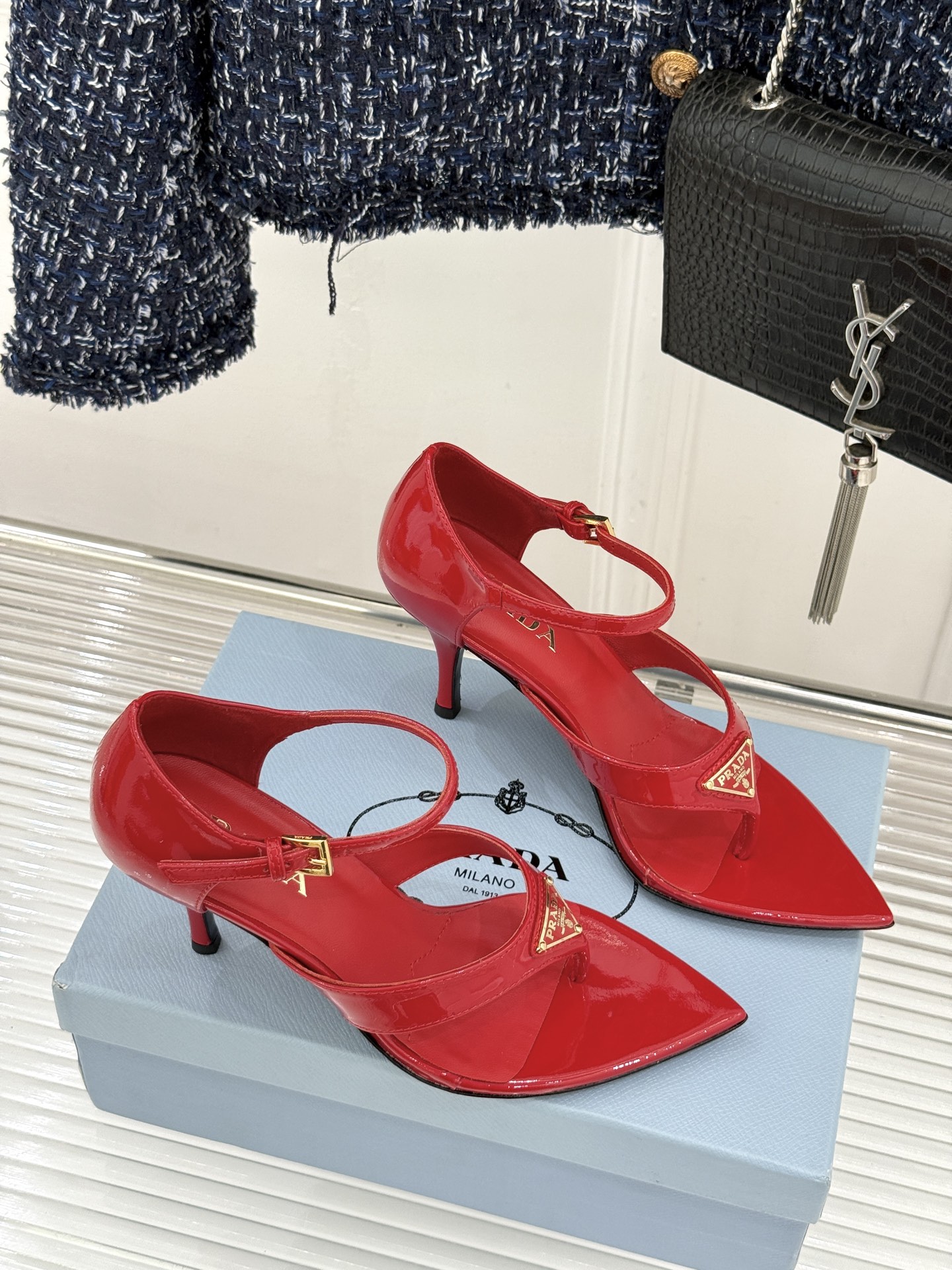 Prada/普拉达26WF新品三角标尖头夹脚高跟凉鞋以米兰极简美学重塑夏日高跟格调。利落尖头精准修饰脚型