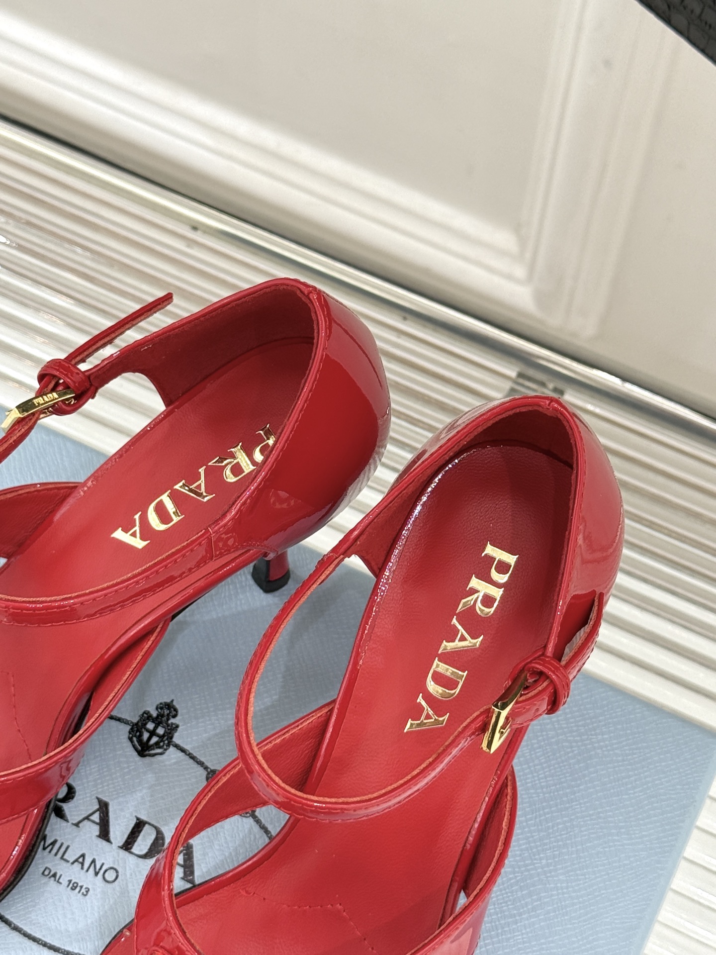 Prada/普拉达26WF新品三角标尖头夹脚高跟凉鞋以米兰极简美学重塑夏日高跟格调。利落尖头精准修饰脚型