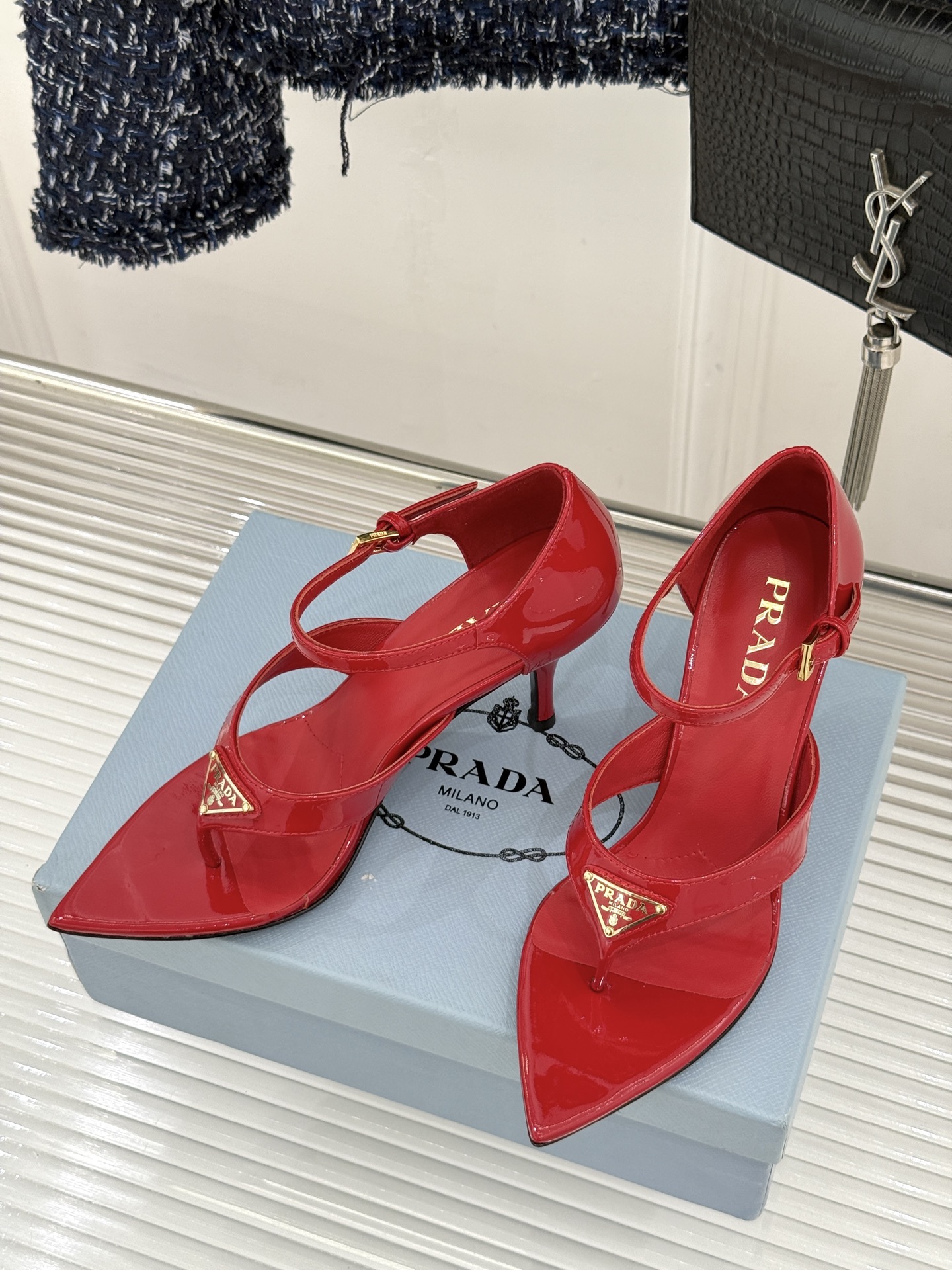 Prada/普拉达26WF新品三角标尖头夹脚高跟凉鞋以米兰极简美学重塑夏日高跟格调。利落尖头精准修饰脚型