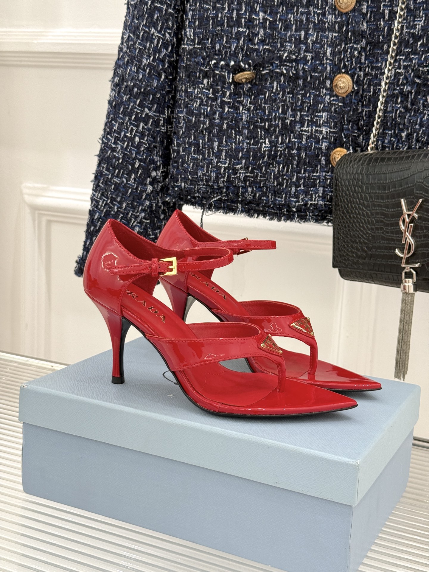 Prada/普拉达26WF新品三角标尖头夹脚高跟凉鞋以米兰极简美学重塑夏日高跟格调。利落尖头精准修饰脚型