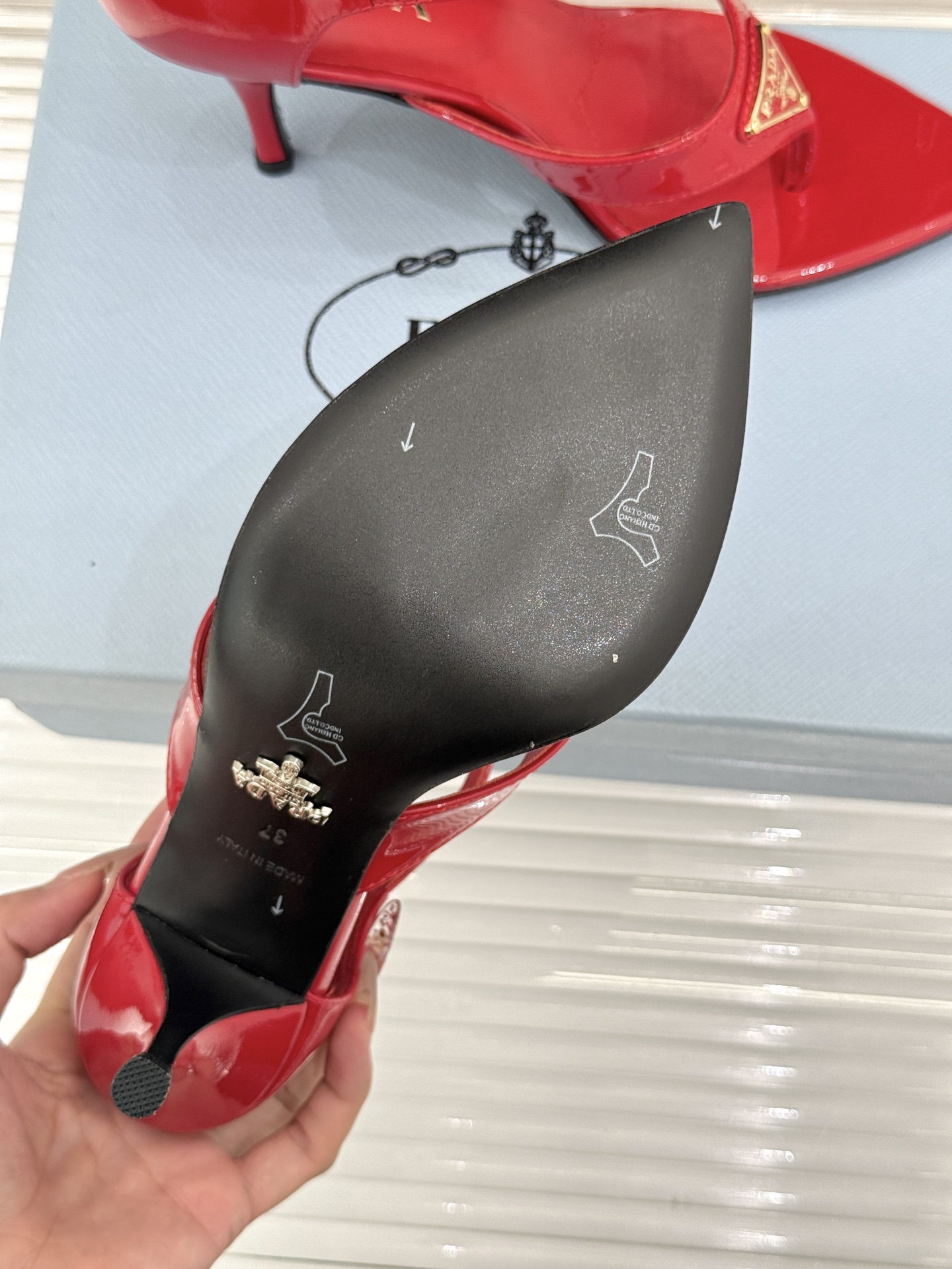 Prada/普拉达26WF新品三角标尖头夹脚高跟凉鞋以米兰极简美学重塑夏日高跟格调。利落尖头精准修饰脚型