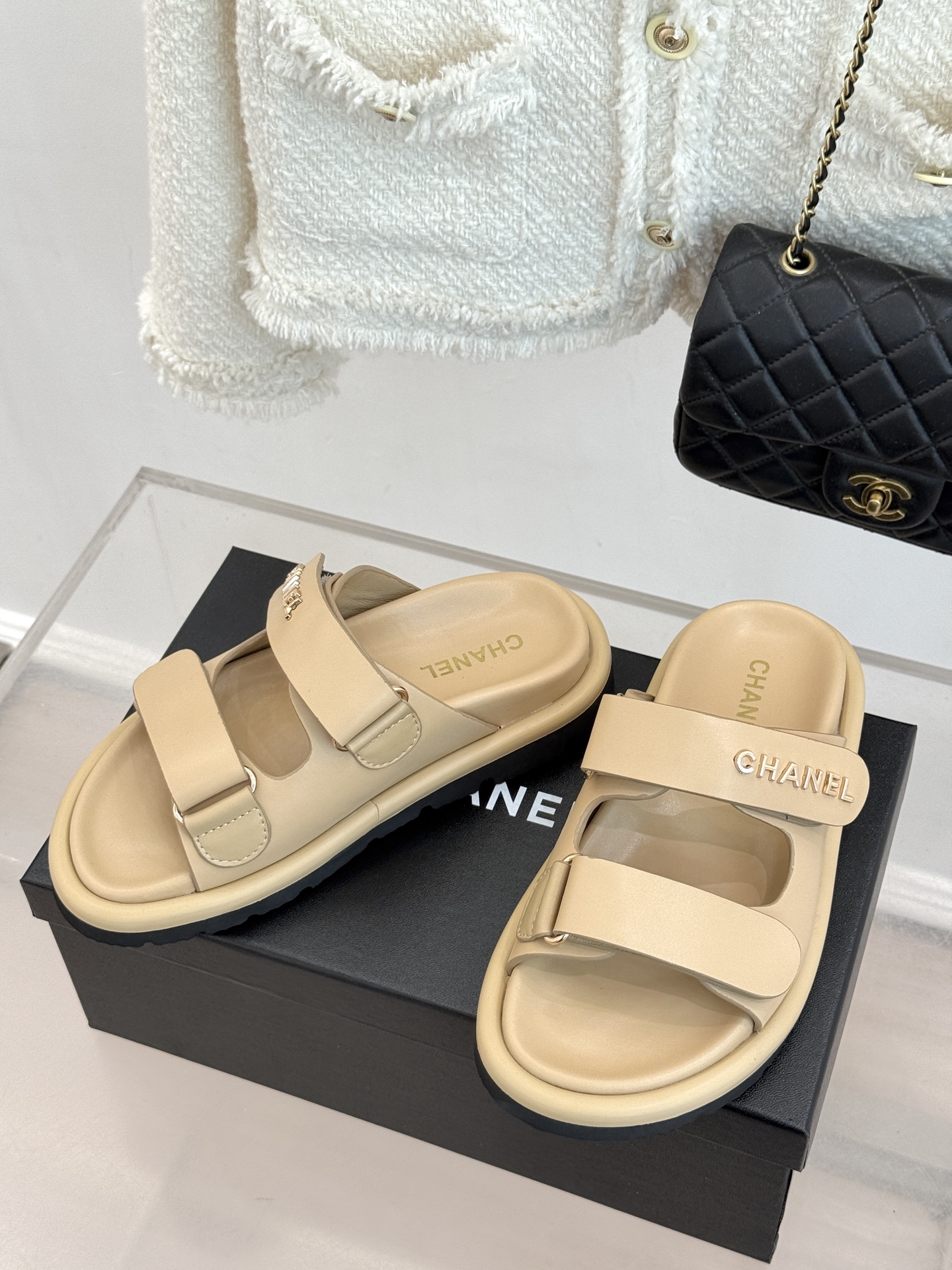 CHANE*｜小香经典字母魔术贴厚底拖鞋这双拖鞋以运动灵感重构法式奢雅。标志性字母饰带搭配可调节魔术贴兼