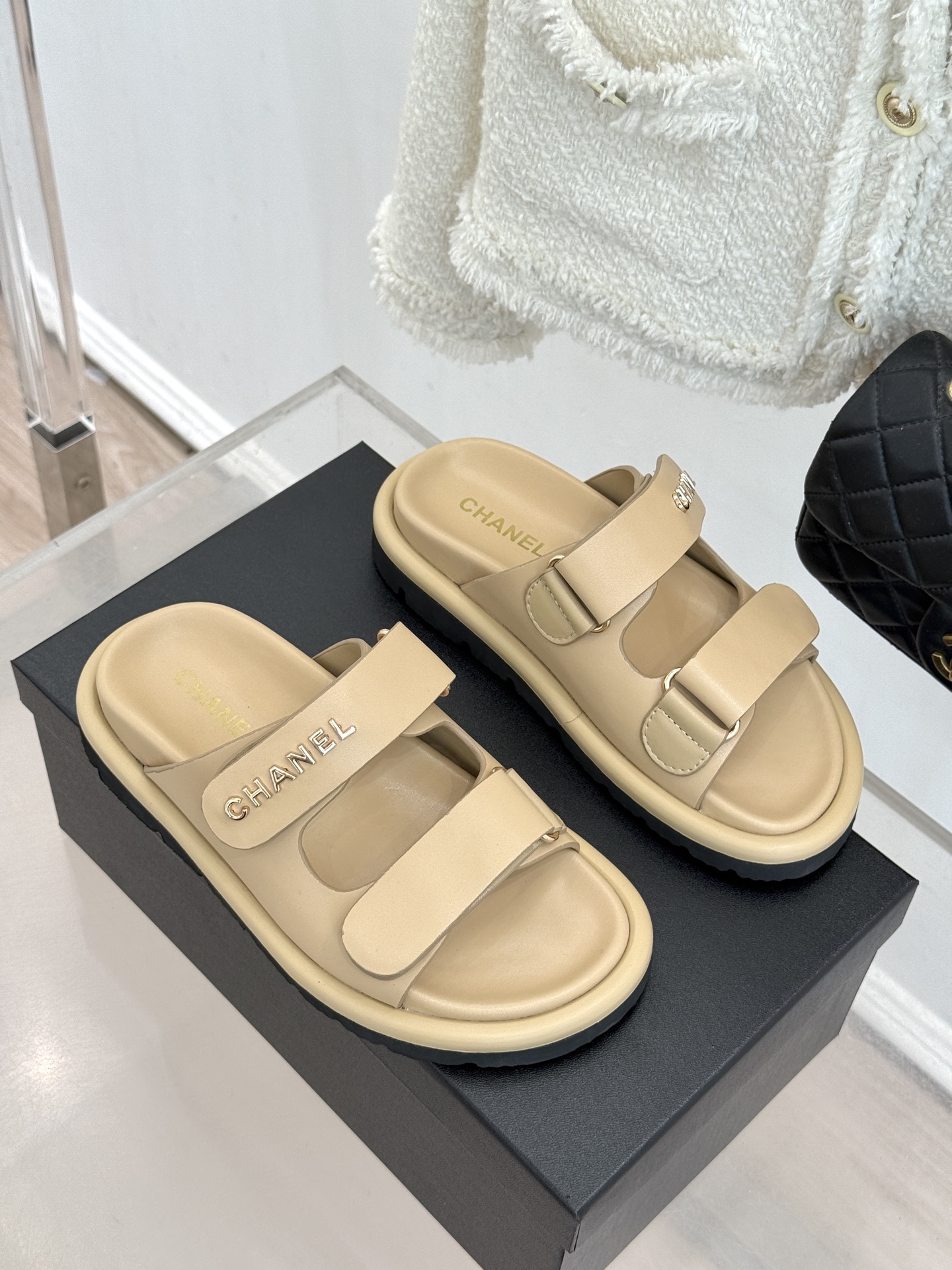 CHANE*｜小香经典字母魔术贴厚底拖鞋这双拖鞋以运动灵感重构法式奢雅。标志性字母饰带搭配可调节魔术贴兼