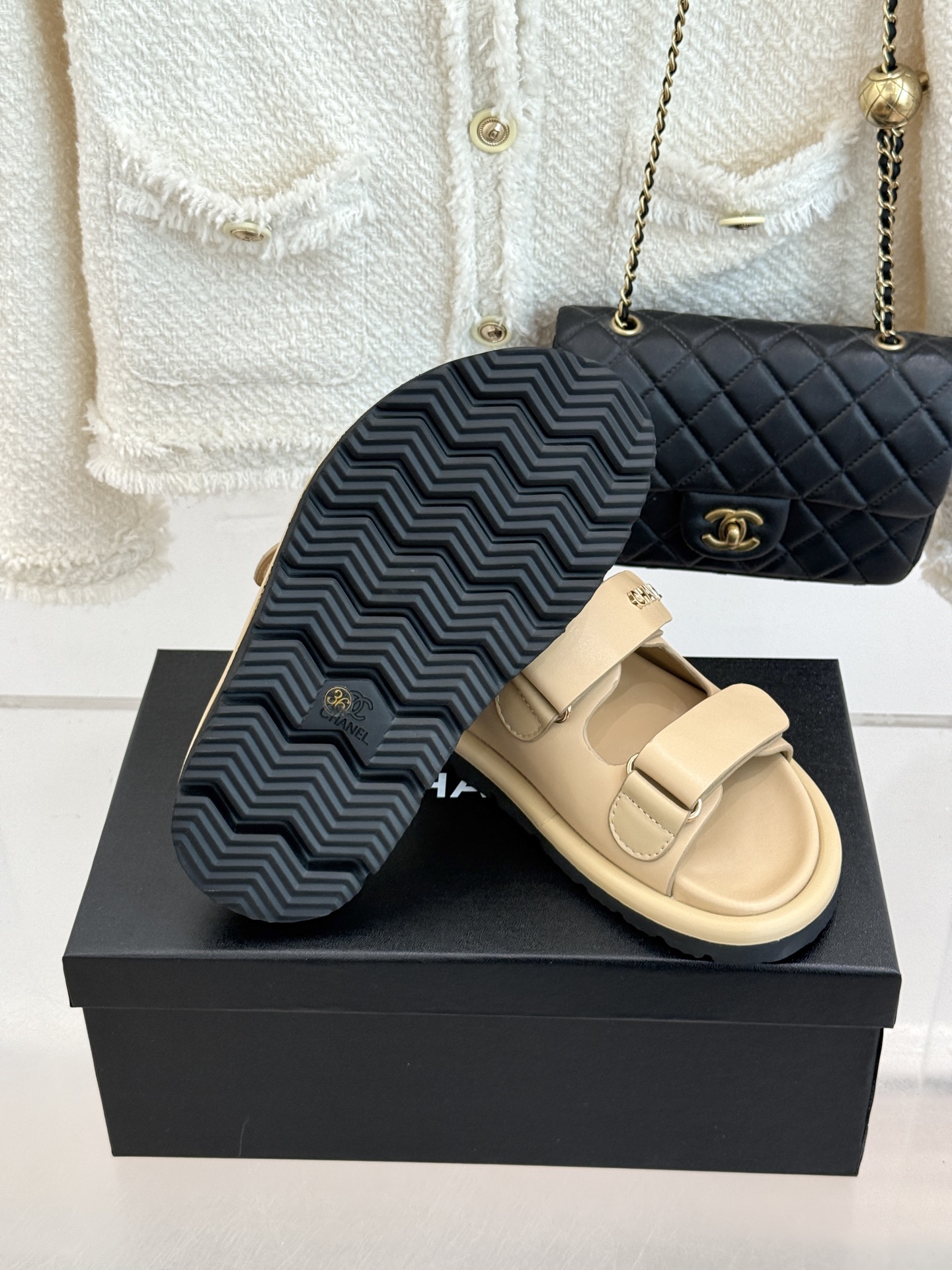 CHANE*｜小香经典字母魔术贴厚底拖鞋这双拖鞋以运动灵感重构法式奢雅。标志性字母饰带搭配可调节魔术贴兼