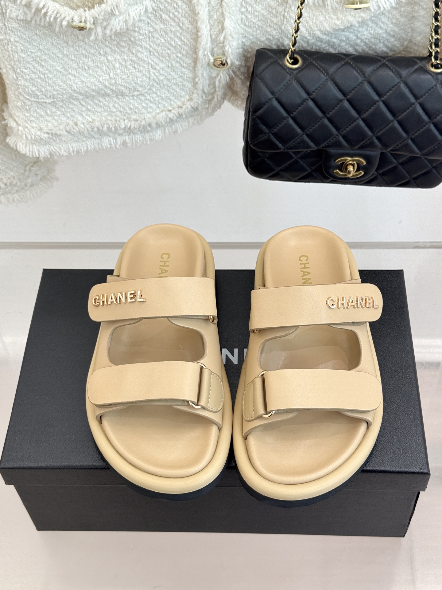 CHANE*｜小香经典字母魔术贴厚底拖鞋这双拖鞋以运动灵感重构法式奢雅。标志性字母饰带搭配可调节魔术贴兼