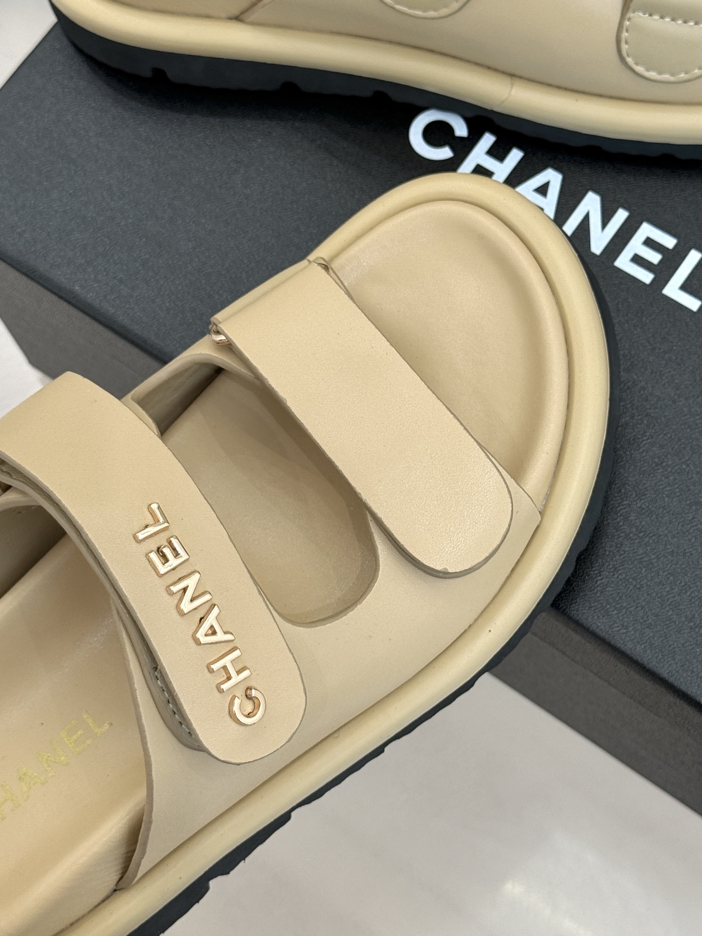 CHANE*｜小香经典字母魔术贴厚底拖鞋这双拖鞋以运动灵感重构法式奢雅。标志性字母饰带搭配可调节魔术贴兼