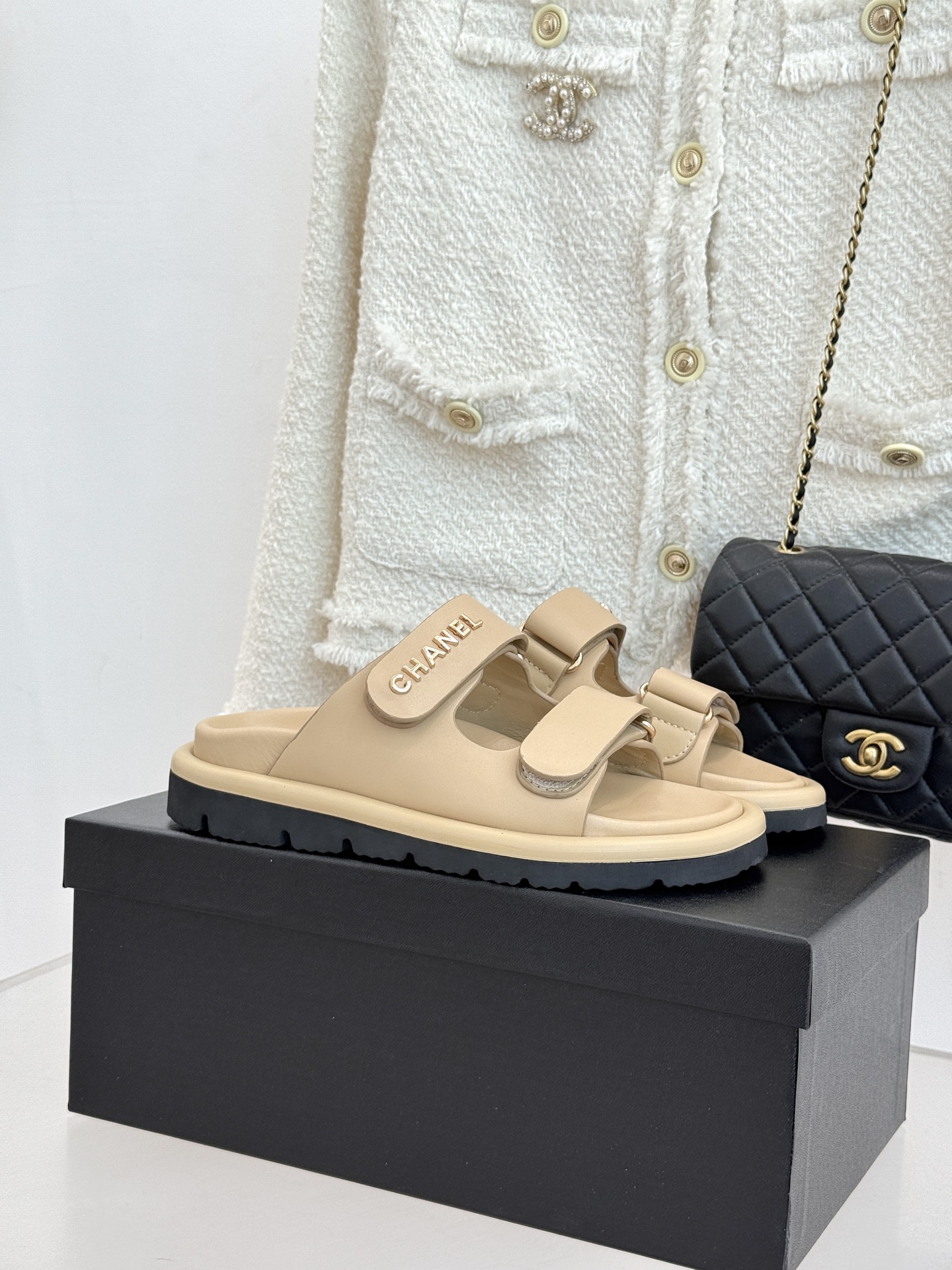 CHANE*｜小香经典字母魔术贴厚底拖鞋这双拖鞋以运动灵感重构法式奢雅。标志性字母饰带搭配可调节魔术贴兼