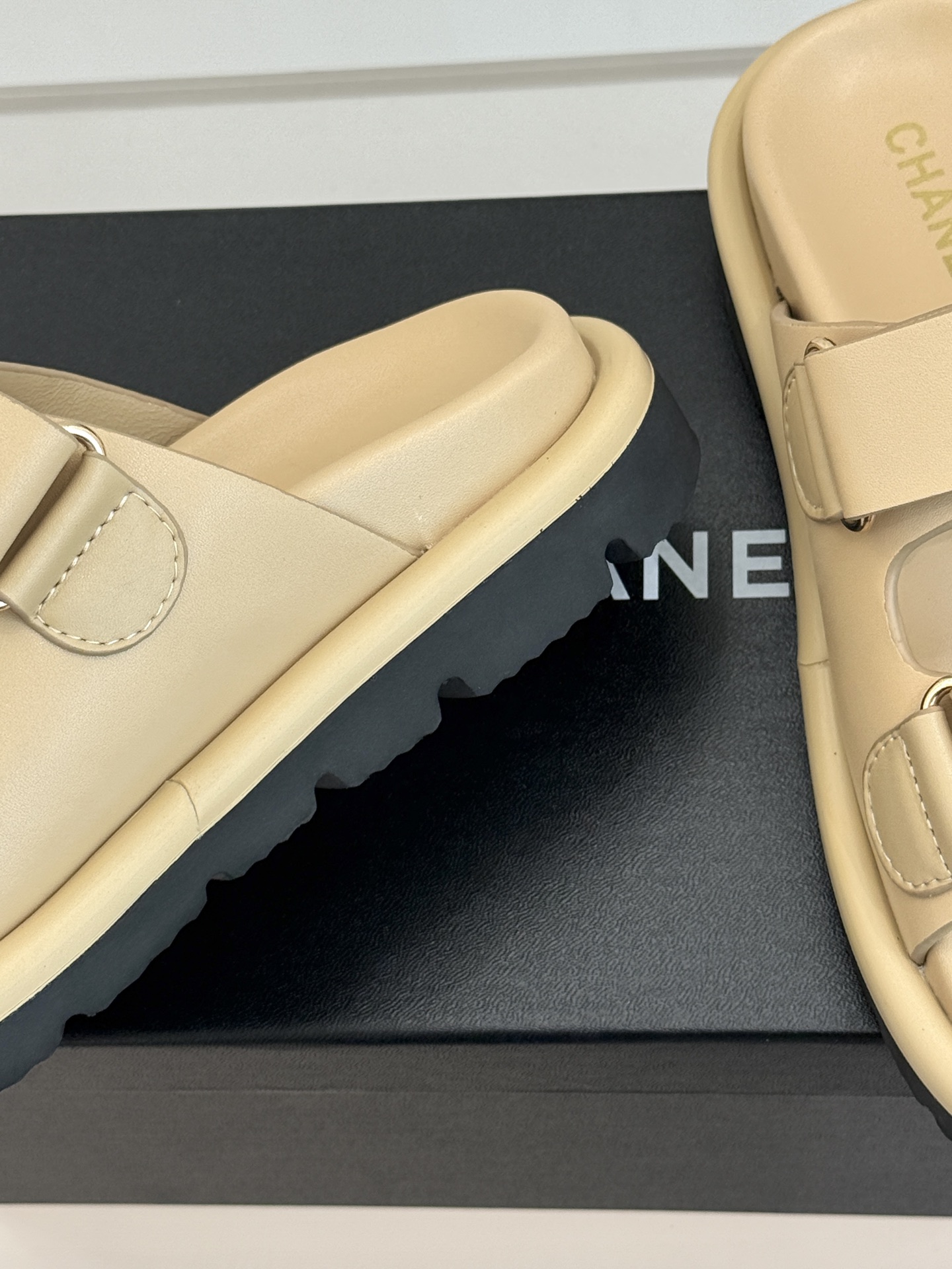 CHANE*｜小香经典字母魔术贴厚底拖鞋这双拖鞋以运动灵感重构法式奢雅。标志性字母饰带搭配可调节魔术贴兼