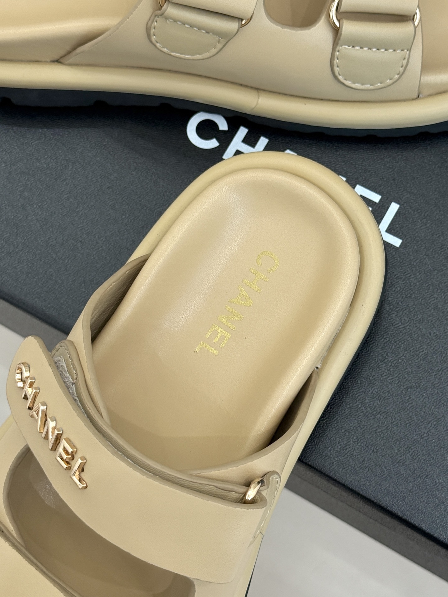 CHANE*｜小香经典字母魔术贴厚底拖鞋这双拖鞋以运动灵感重构法式奢雅。标志性字母饰带搭配可调节魔术贴兼