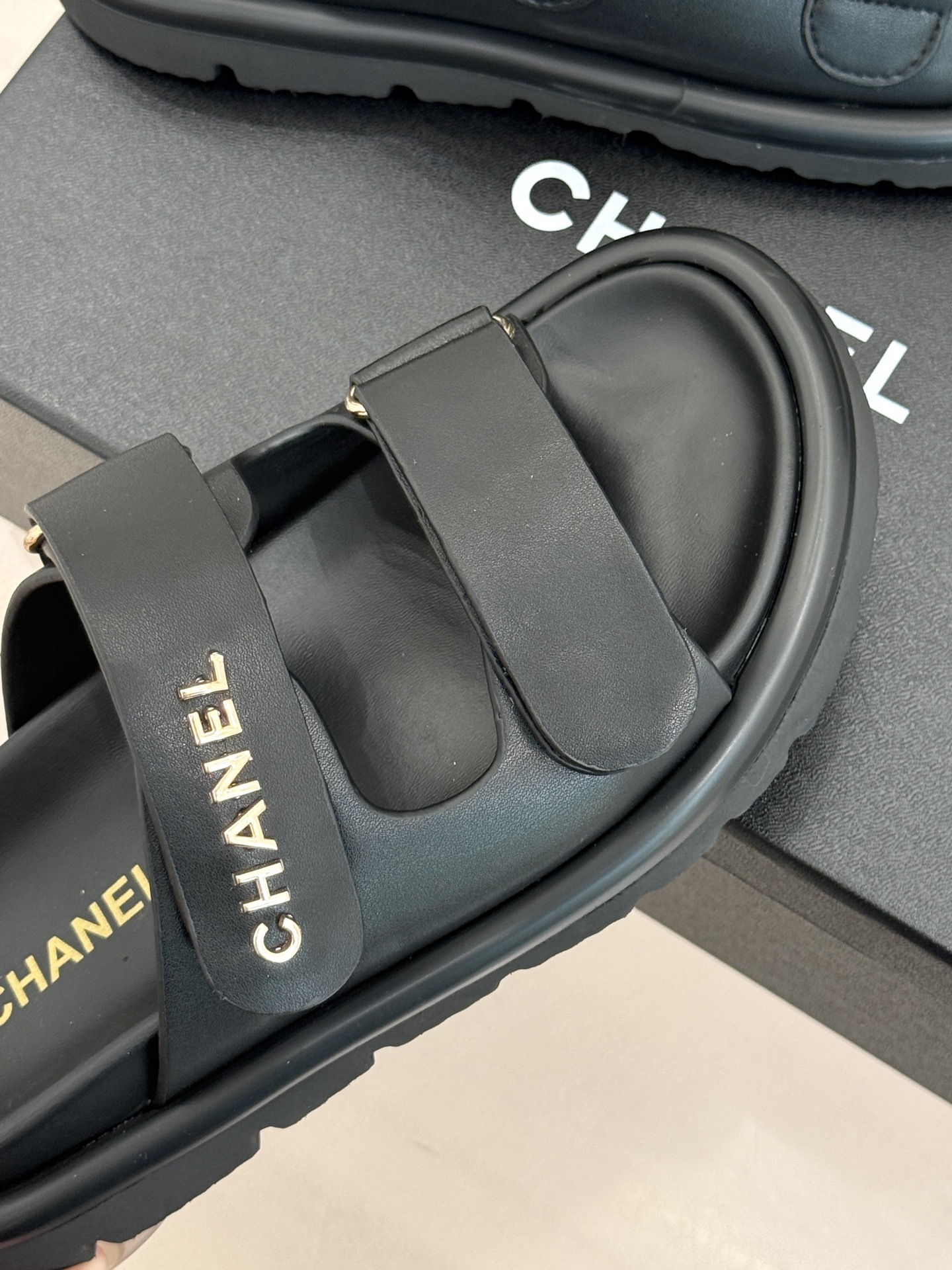 CHANE*｜小香经典字母魔术贴厚底拖鞋这双拖鞋以运动灵感重构法式奢雅。标志性字母饰带搭配可调节魔术贴兼