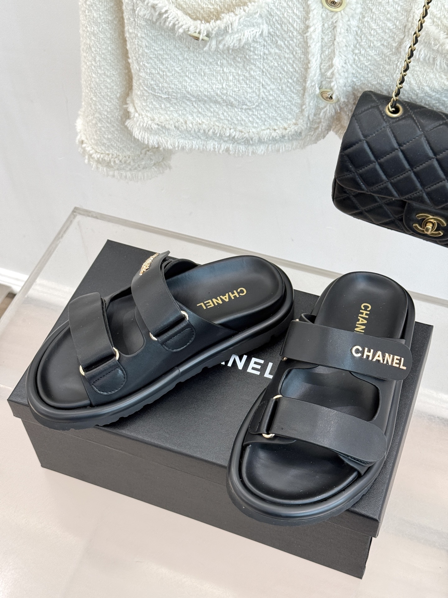 CHANE*｜小香经典字母魔术贴厚底拖鞋这双拖鞋以运动灵感重构法式奢雅。标志性字母饰带搭配可调节魔术贴兼