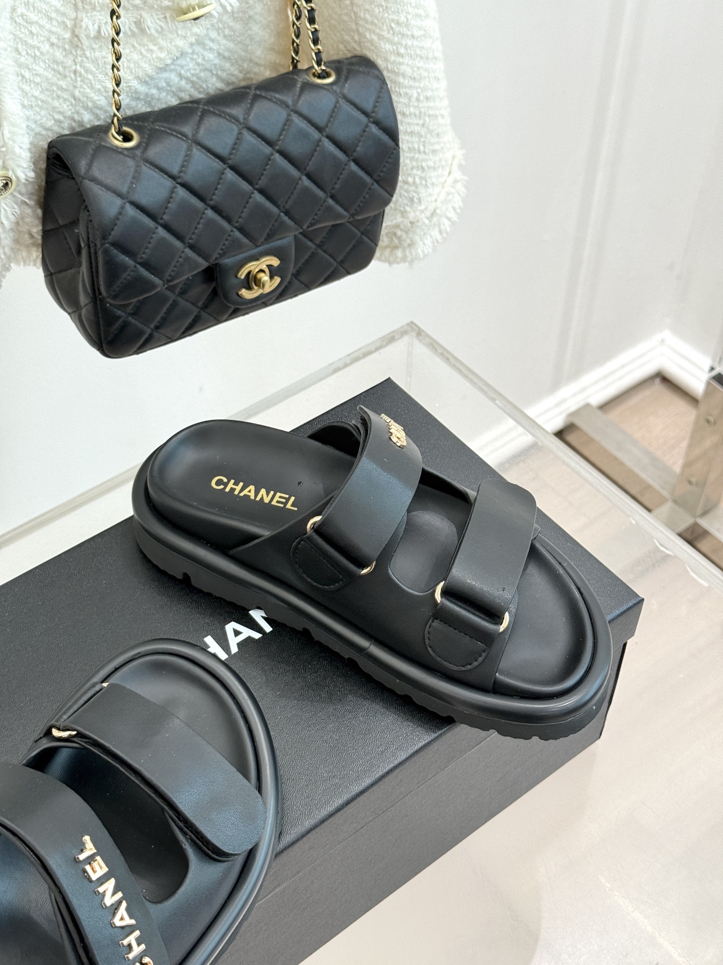 CHANE*｜小香经典字母魔术贴厚底拖鞋这双拖鞋以运动灵感重构法式奢雅。标志性字母饰带搭配可调节魔术贴兼