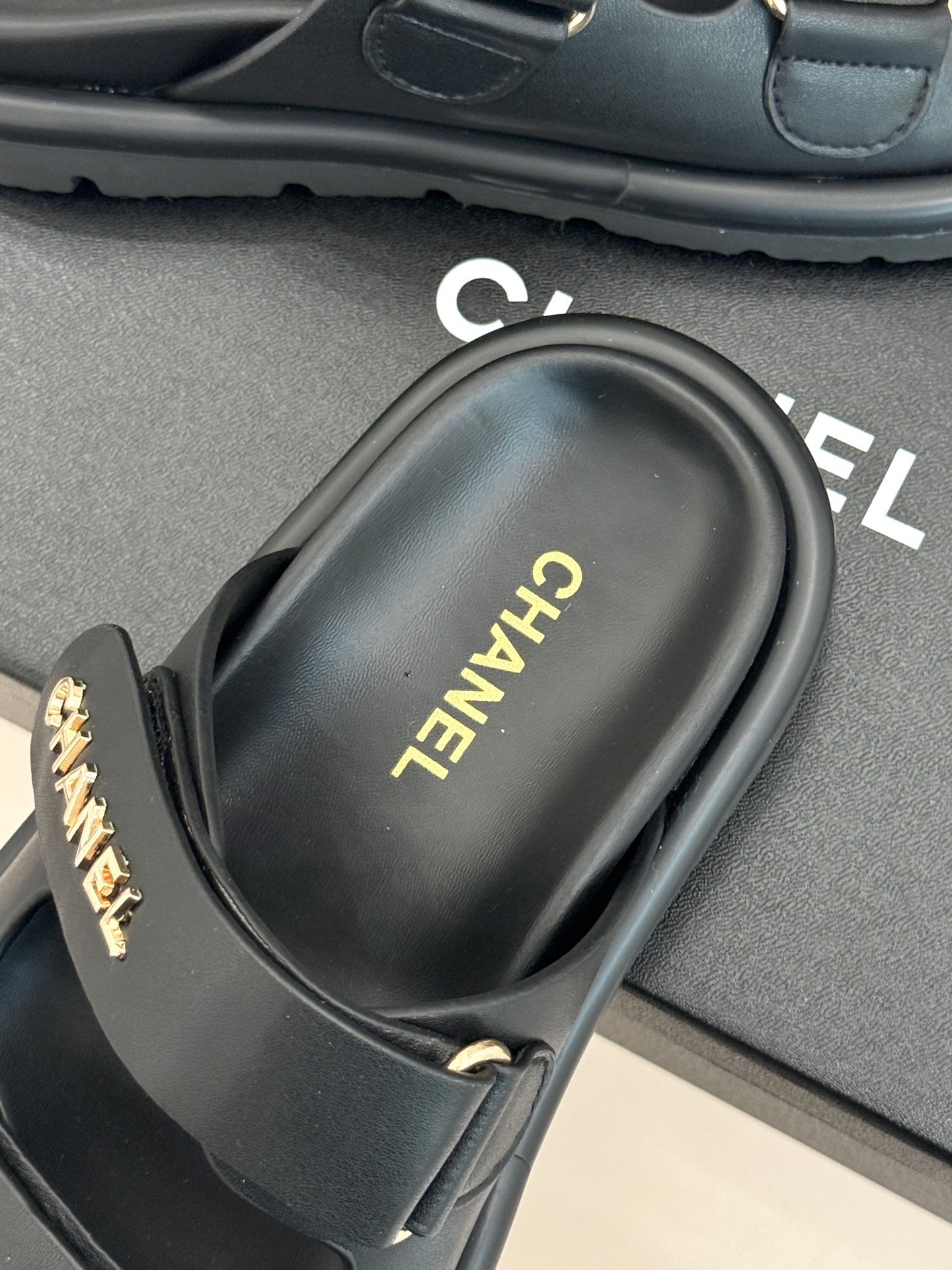 CHANE*｜小香经典字母魔术贴厚底拖鞋这双拖鞋以运动灵感重构法式奢雅。标志性字母饰带搭配可调节魔术贴兼