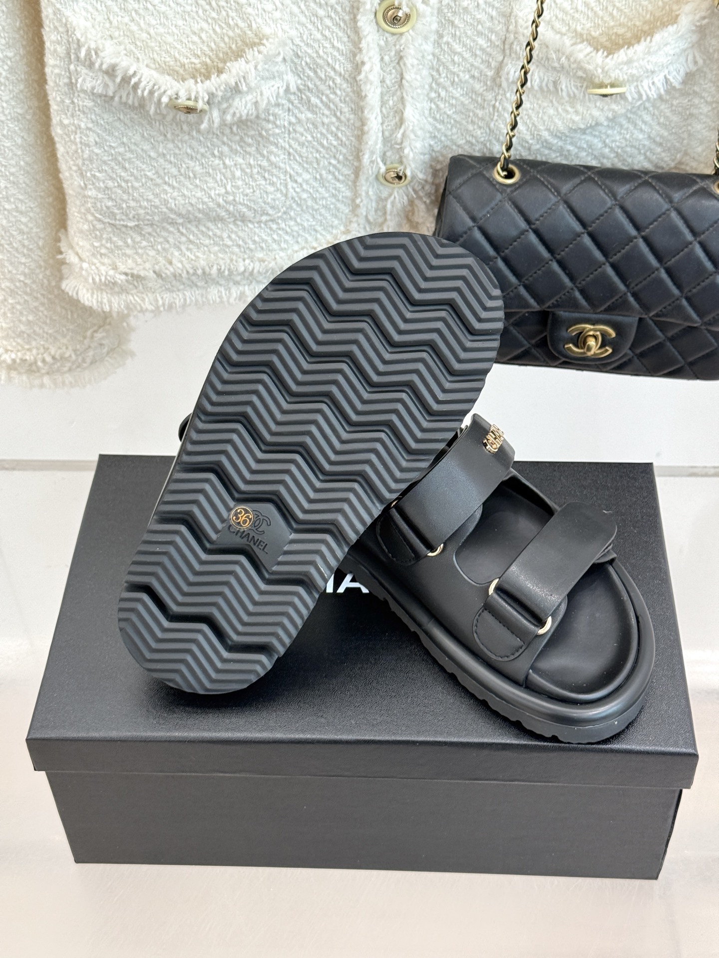 CHANE*｜小香经典字母魔术贴厚底拖鞋这双拖鞋以运动灵感重构法式奢雅。标志性字母饰带搭配可调节魔术贴兼