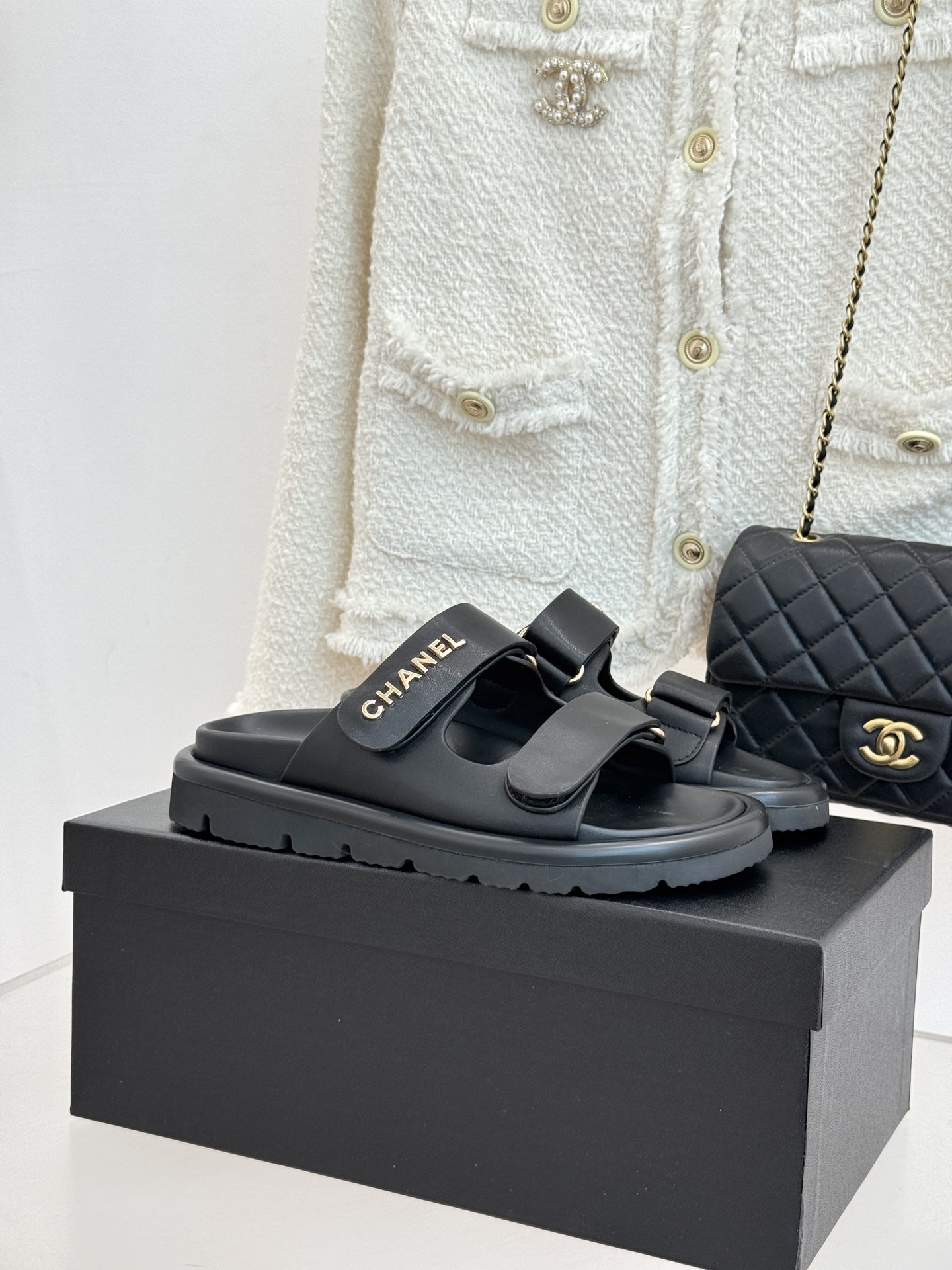 CHANE*｜小香经典字母魔术贴厚底拖鞋这双拖鞋以运动灵感重构法式奢雅。标志性字母饰带搭配可调节魔术贴兼