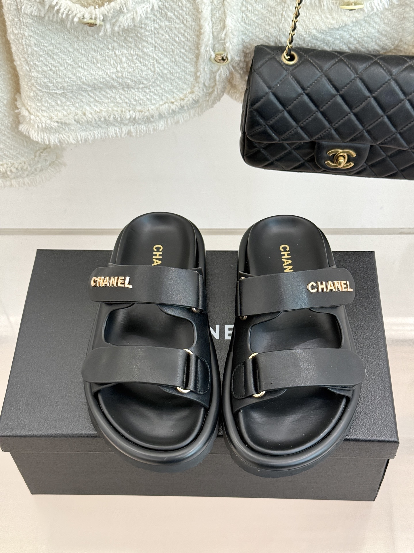 CHANE*｜小香经典字母魔术贴厚底拖鞋这双拖鞋以运动灵感重构法式奢雅。标志性字母饰带搭配可调节魔术贴兼