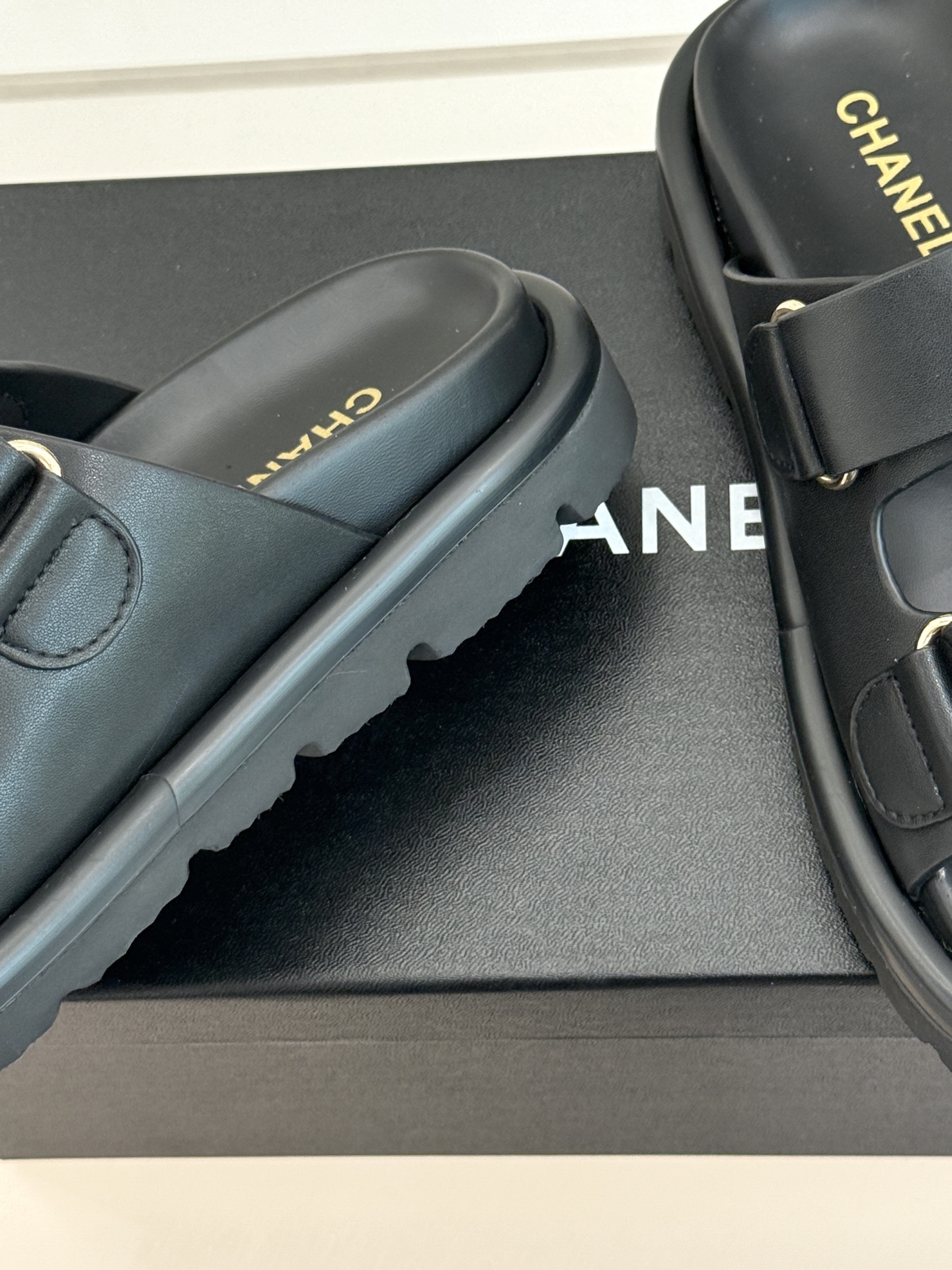 CHANE*｜小香经典字母魔术贴厚底拖鞋这双拖鞋以运动灵感重构法式奢雅。标志性字母饰带搭配可调节魔术贴兼