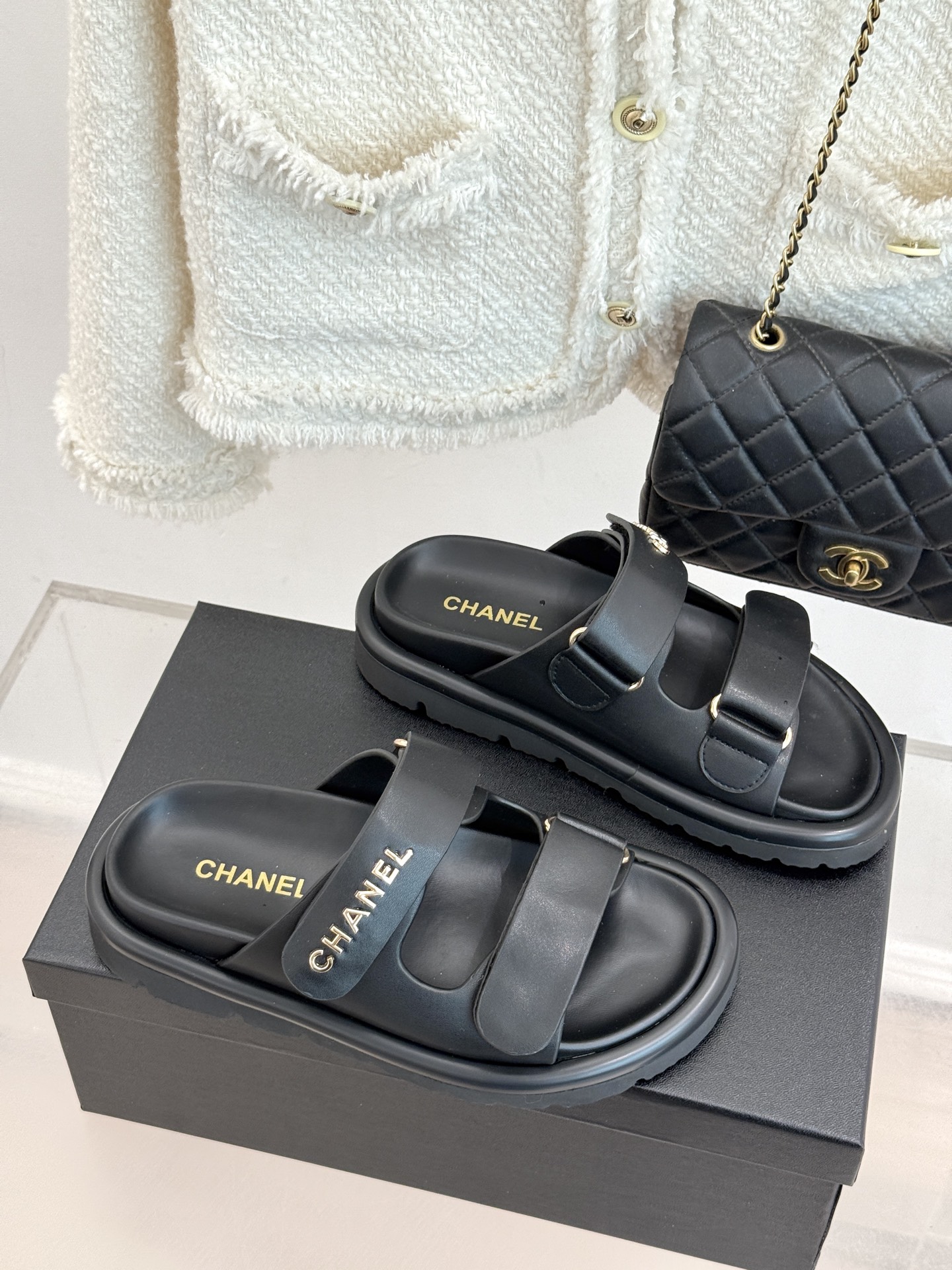 CHANE*｜小香经典字母魔术贴厚底拖鞋这双拖鞋以运动灵感重构法式奢雅。标志性字母饰带搭配可调节魔术贴兼