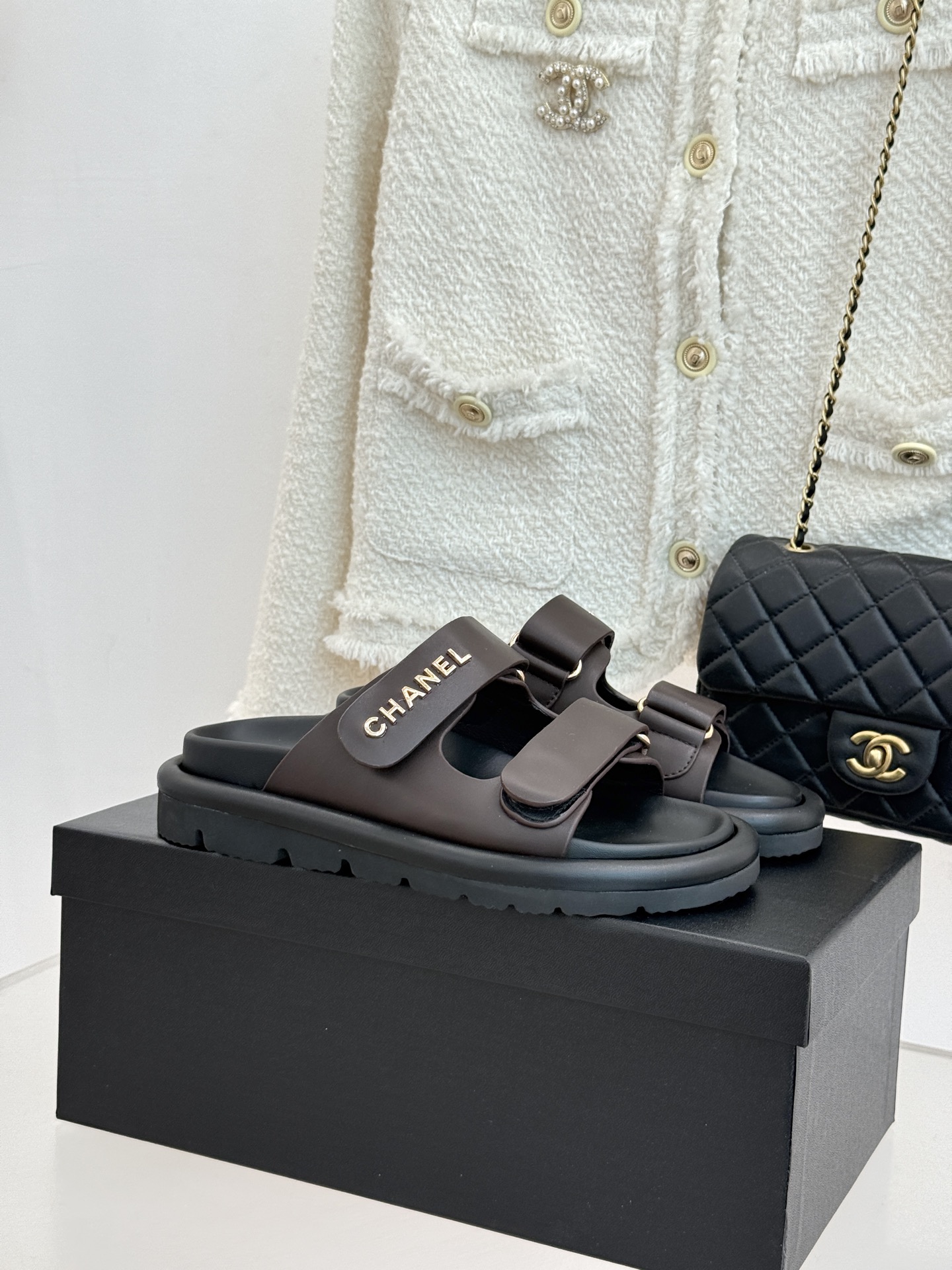 CHANE*｜小香经典字母魔术贴厚底拖鞋这双拖鞋以运动灵感重构法式奢雅。标志性字母饰带搭配可调节魔术贴兼