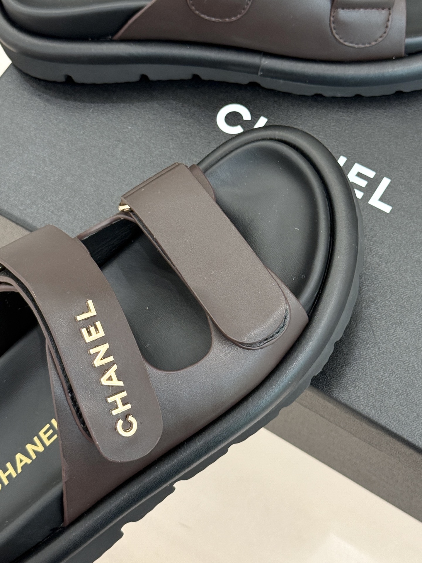 CHANE*｜小香经典字母魔术贴厚底拖鞋这双拖鞋以运动灵感重构法式奢雅。标志性字母饰带搭配可调节魔术贴兼