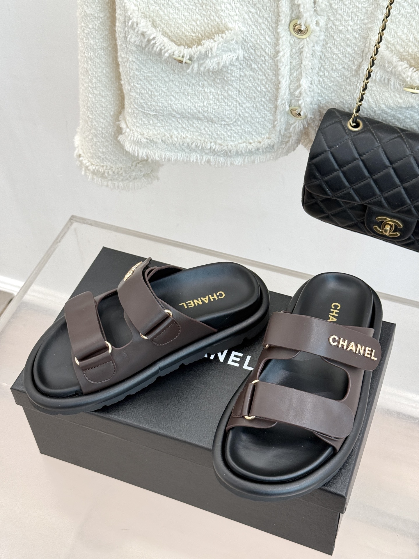 CHANE*｜小香经典字母魔术贴厚底拖鞋这双拖鞋以运动灵感重构法式奢雅。标志性字母饰带搭配可调节魔术贴兼