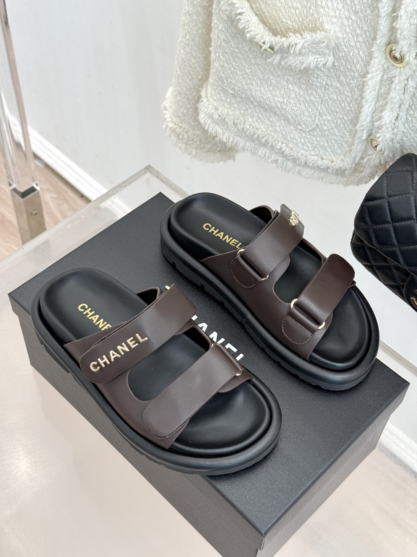 CHANE*｜小香经典字母魔术贴厚底拖鞋这双拖鞋以运动灵感重构法式奢雅。标志性字母饰带搭配可调节魔术贴兼